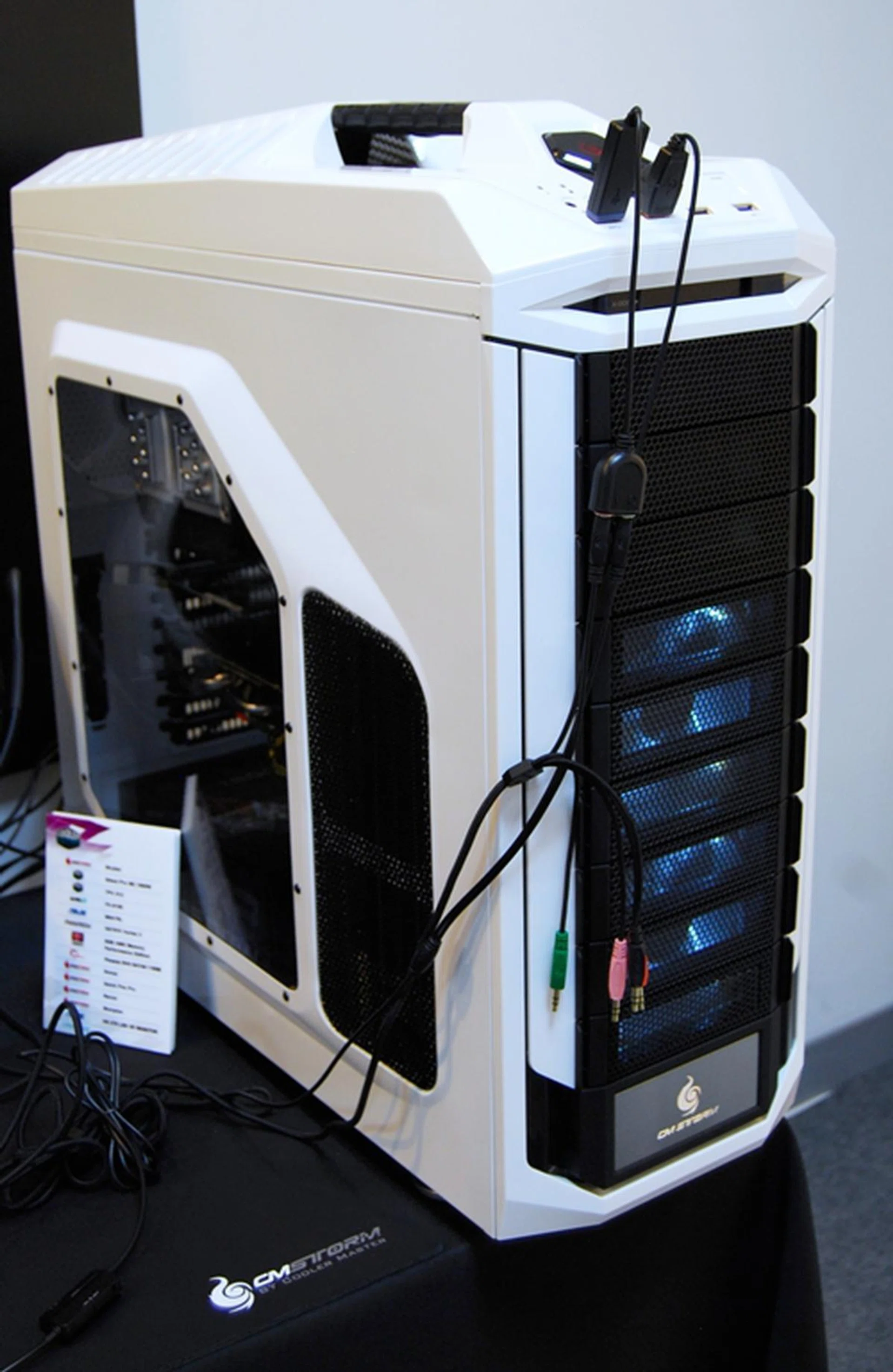 This is the Cooler Master Stryker, showing off its snow white brilliance. The LED lights of the cooling fans glowed white, adding pristine to this chassis.