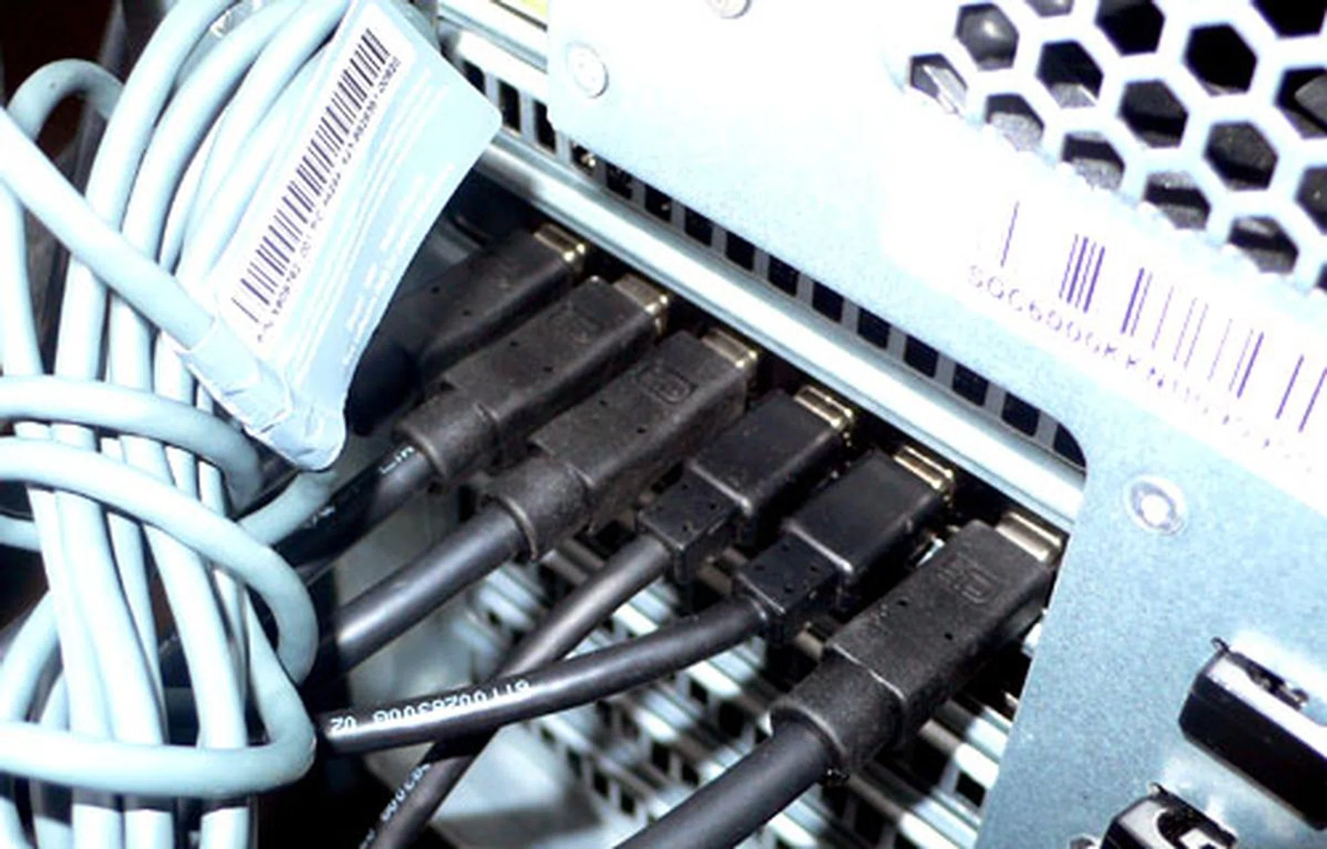 The Eyefinity 6 variant of the Radeon HD 5870 comes with six DisplayPorts, allowing you to drive up to six monitors at full HD resolution. DVI was not an option since that would mean a tri-slot card at least.