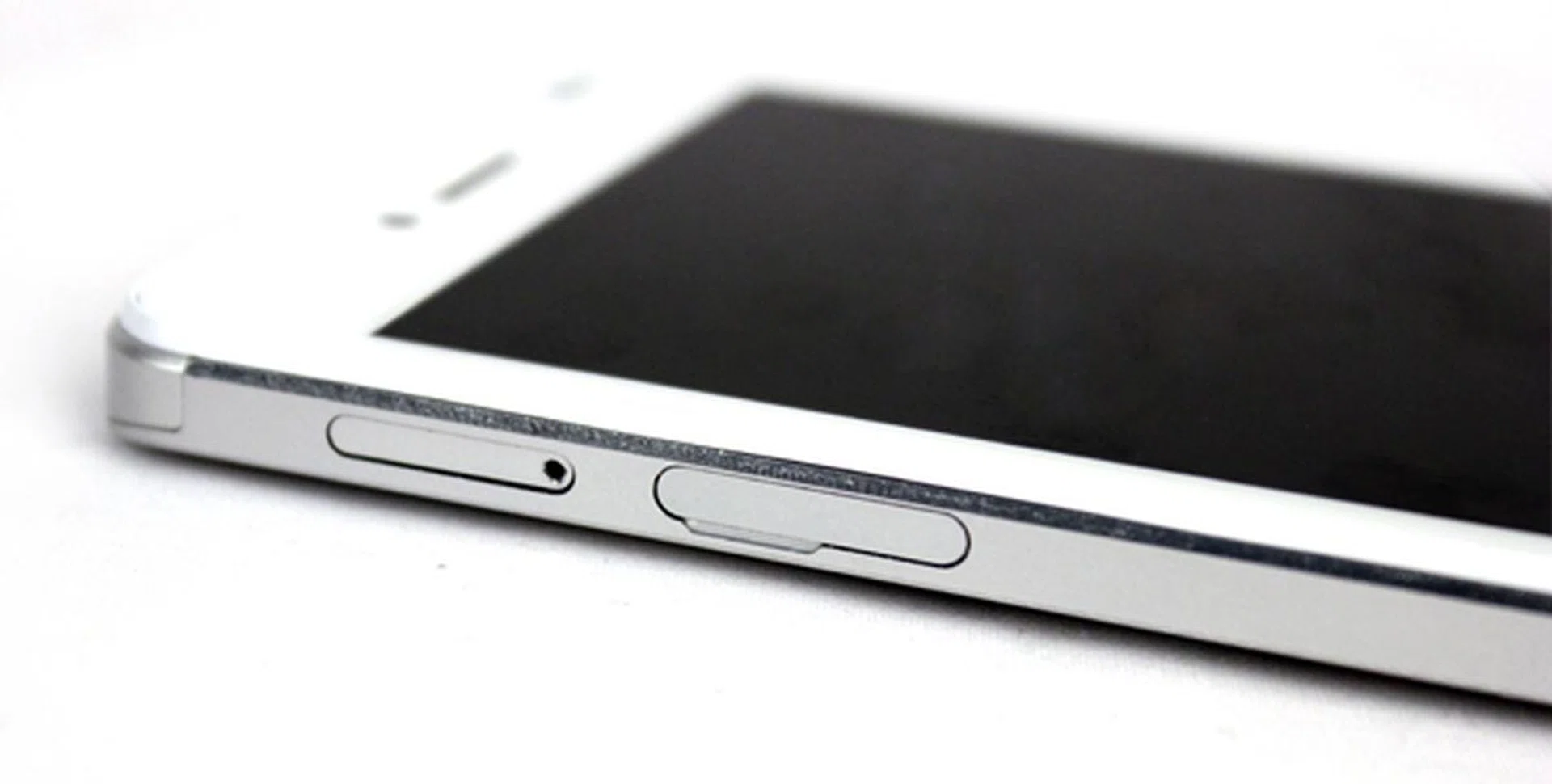 The new PadFone Infinity also gets expandable storage in the form of a MicroSD card slot below the Nano-SIM card slot.