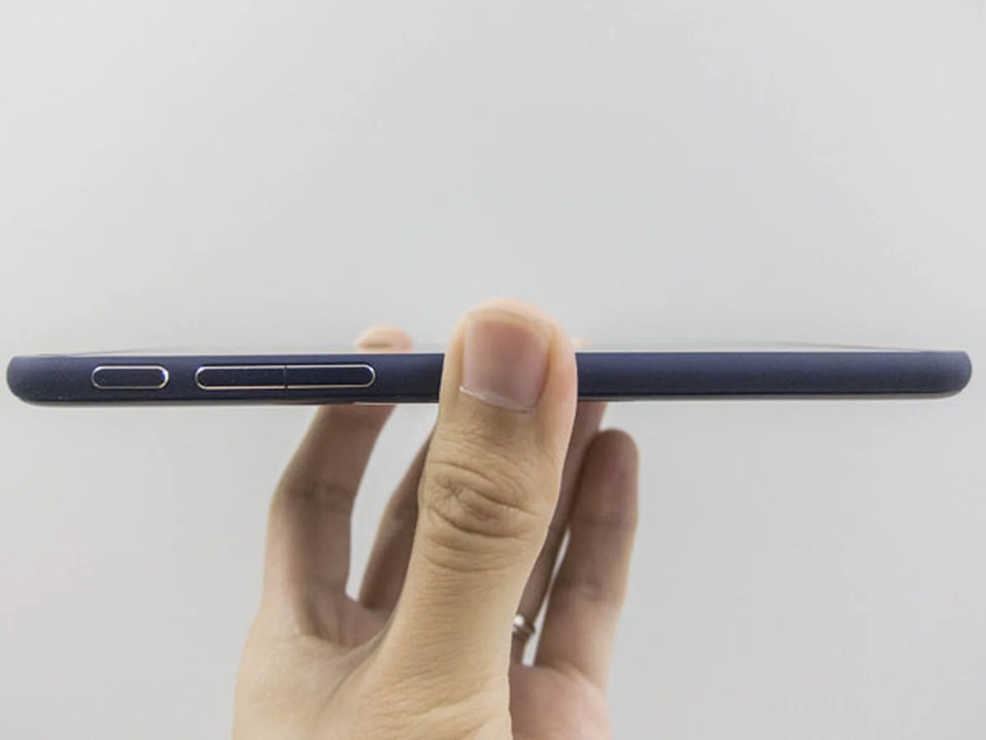 The power and volume controls are all housed on the left side of the Desire 816.