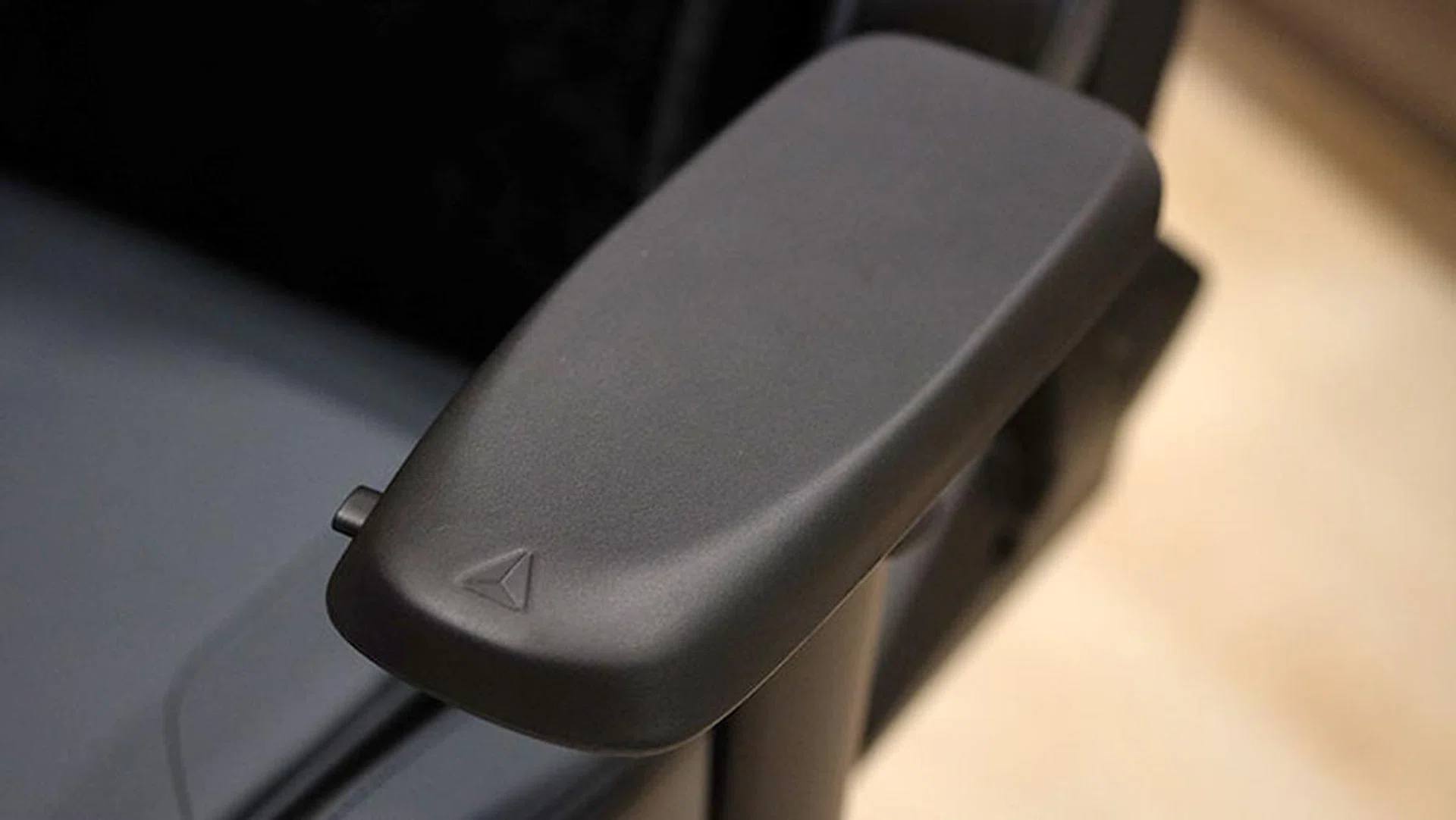 Secretlab Omega 2018 armrests