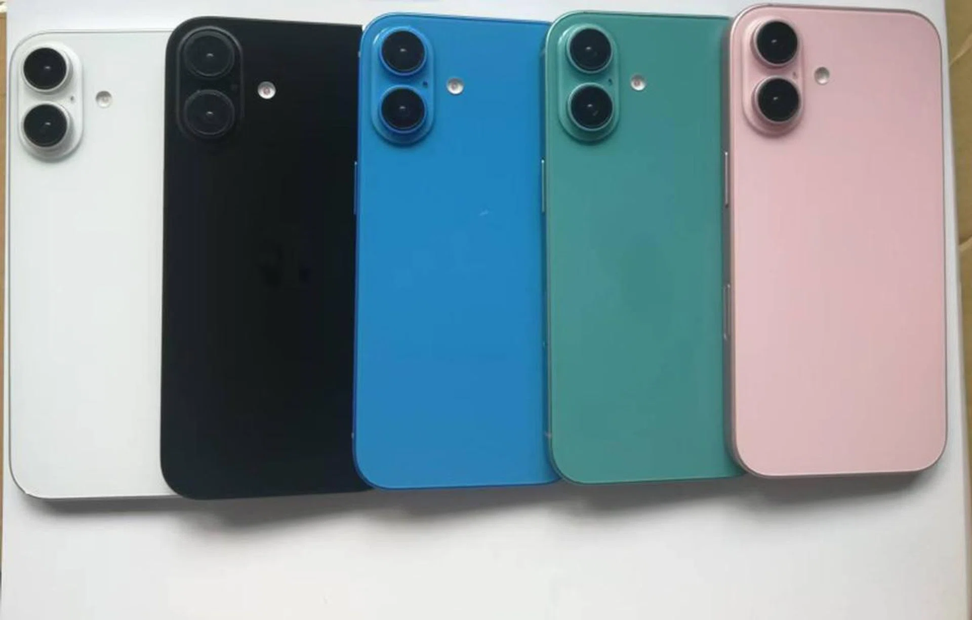 The Apple iPhone 16 dummy units come in white, black, blue, green and pink. Photo: @SonnyDickson