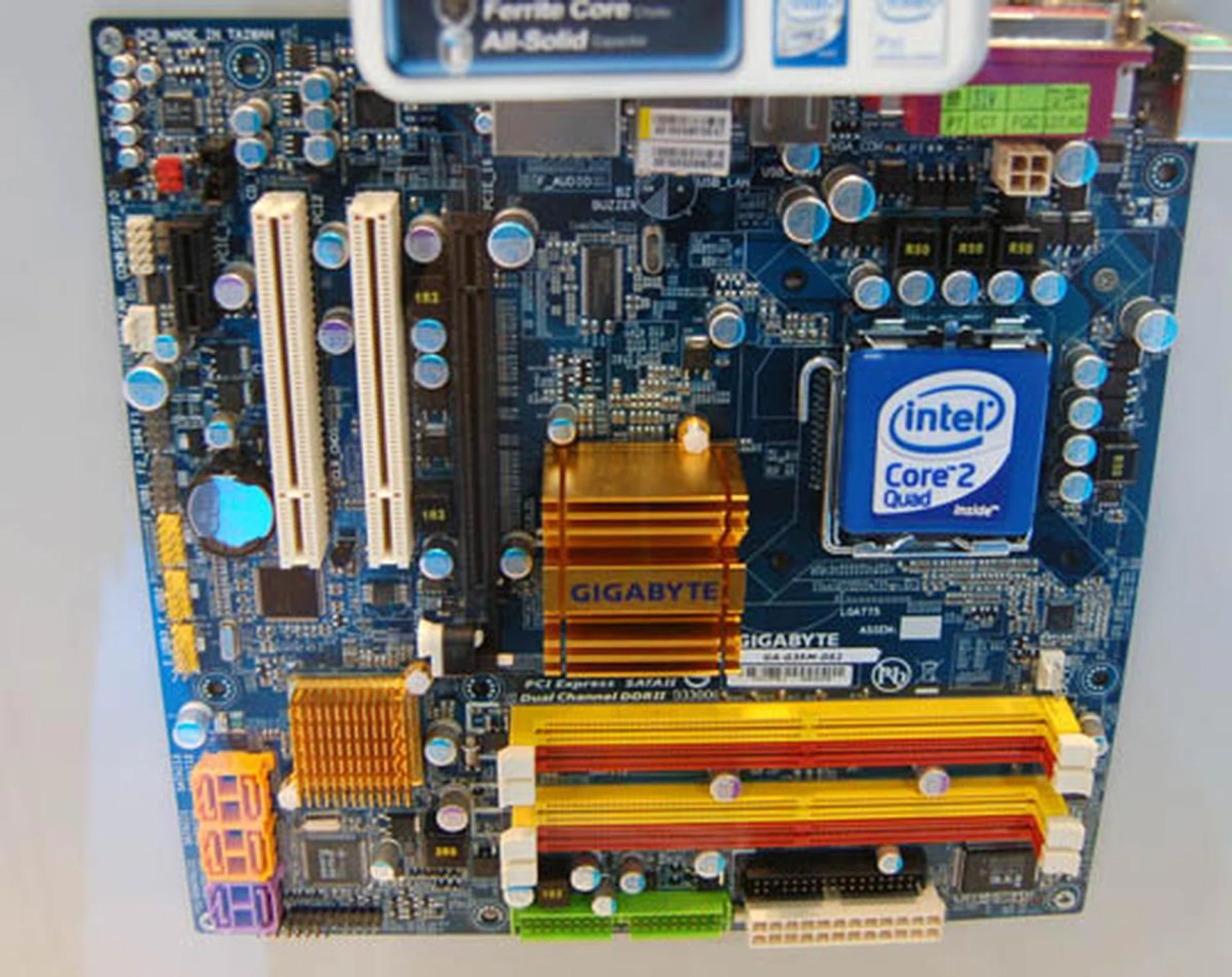  This G35 motherboard (GA-G35M-DS2R) comes with integrated graphics from Intel (GMA X3500), high quality HD audio codec and full support for 45nm Intel Penryn processors with 1333MHz FSB.  