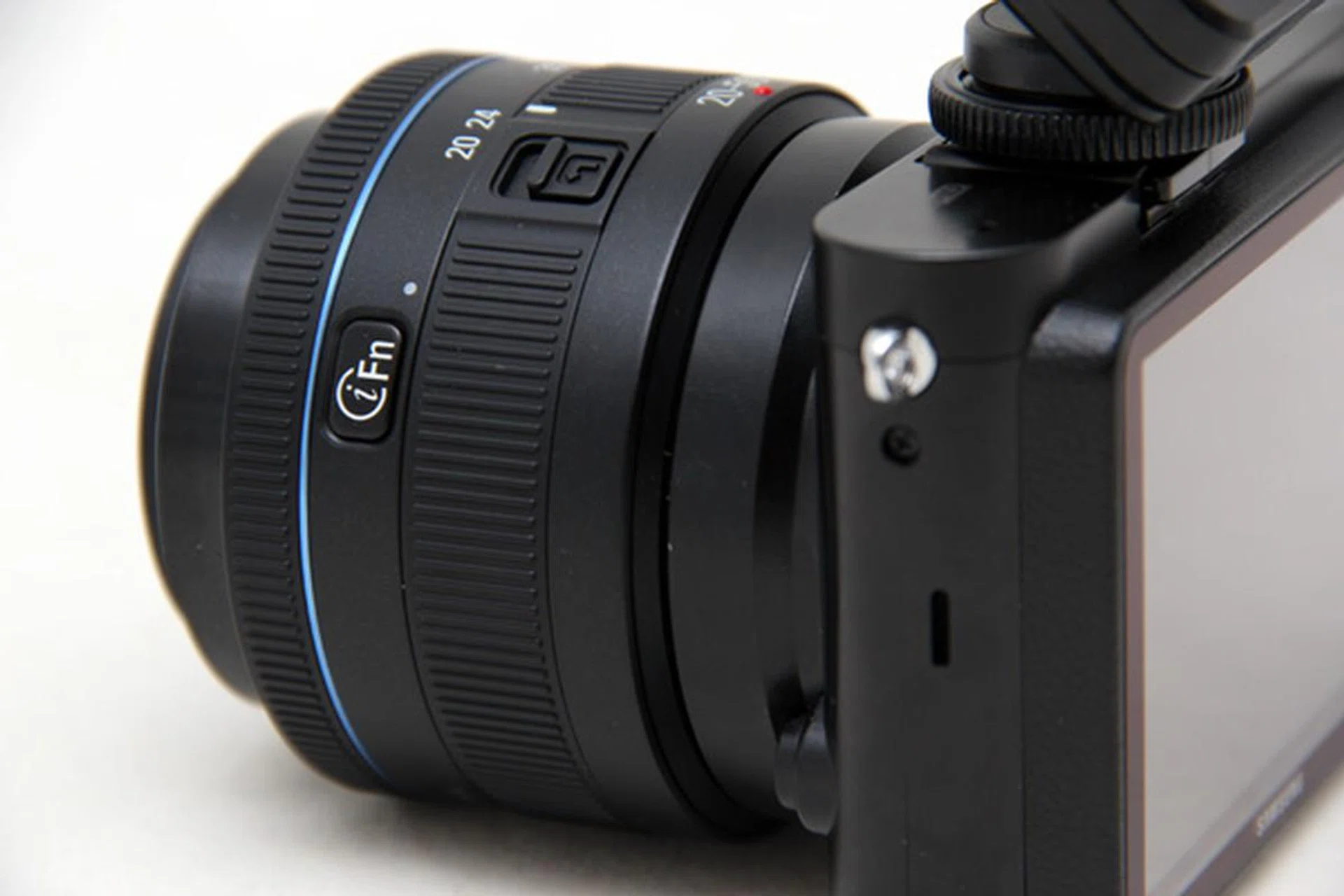 Pressing the i-Fn button on the lens brings up a list of common camera settings.