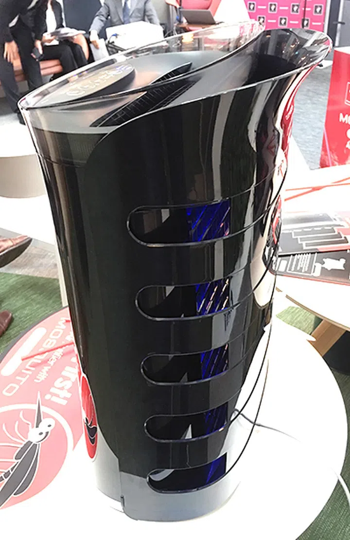 The entire rear panel acts as an intake, and the soft glow of the blue LED lights is supposed to attract mosquitoes close so that they get sucked right in.