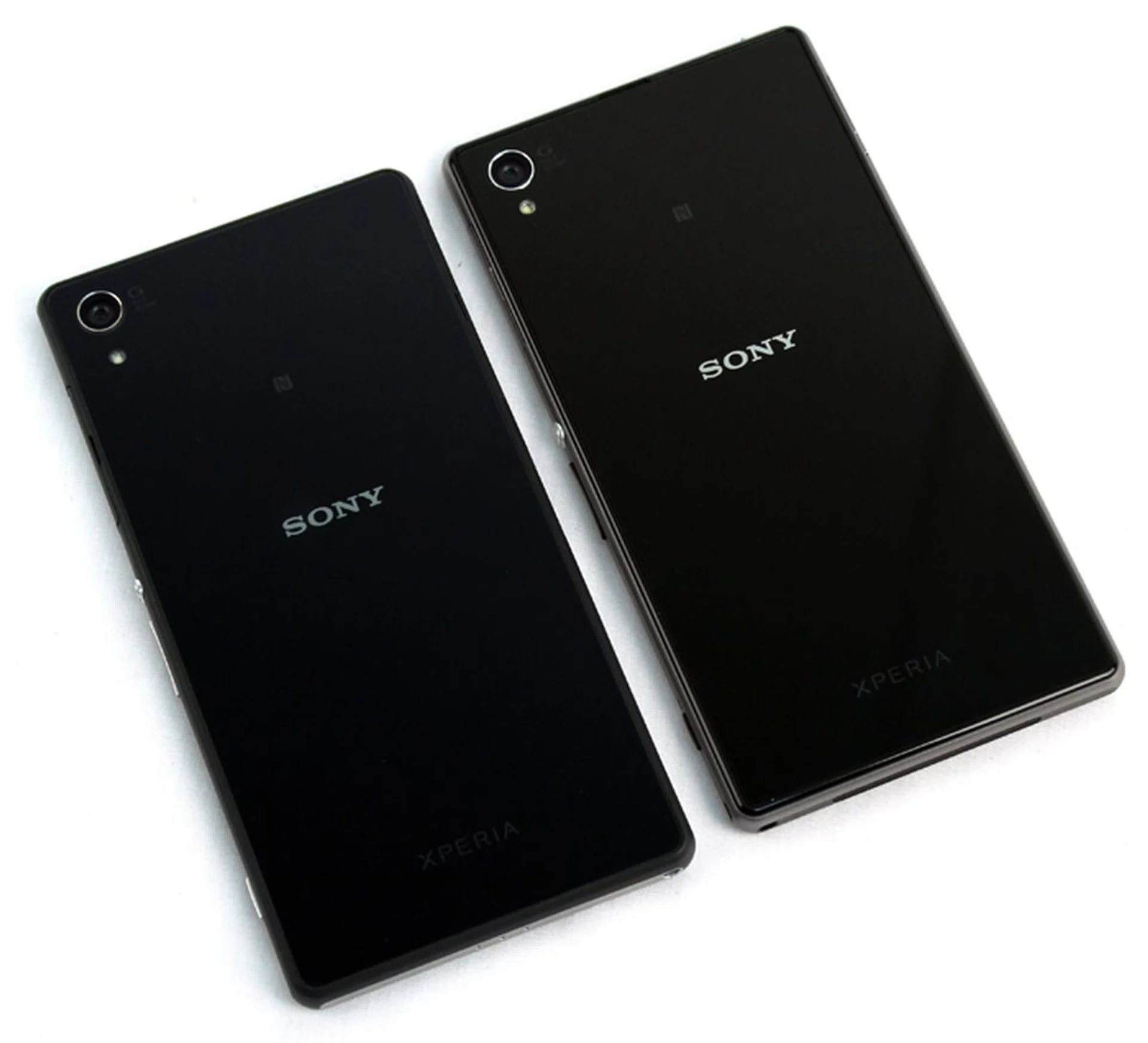 The rear looks almost exactly the same, except that the Z2's Sony logo is a darker mirror finish than the bright silver of the Z1.