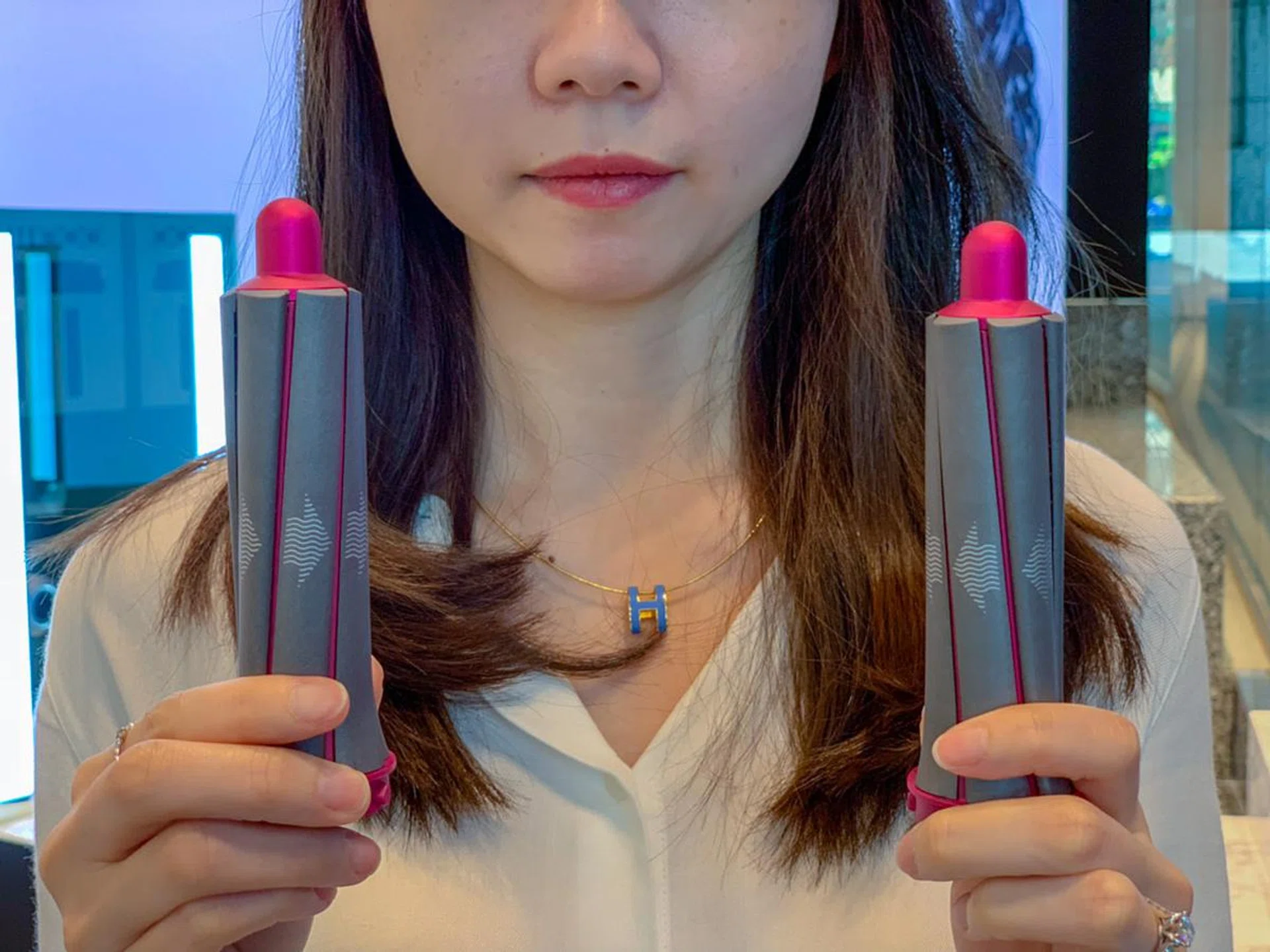 Look in the mirror, and you can easily see if the barrel will curl your hair inwards or outwards.