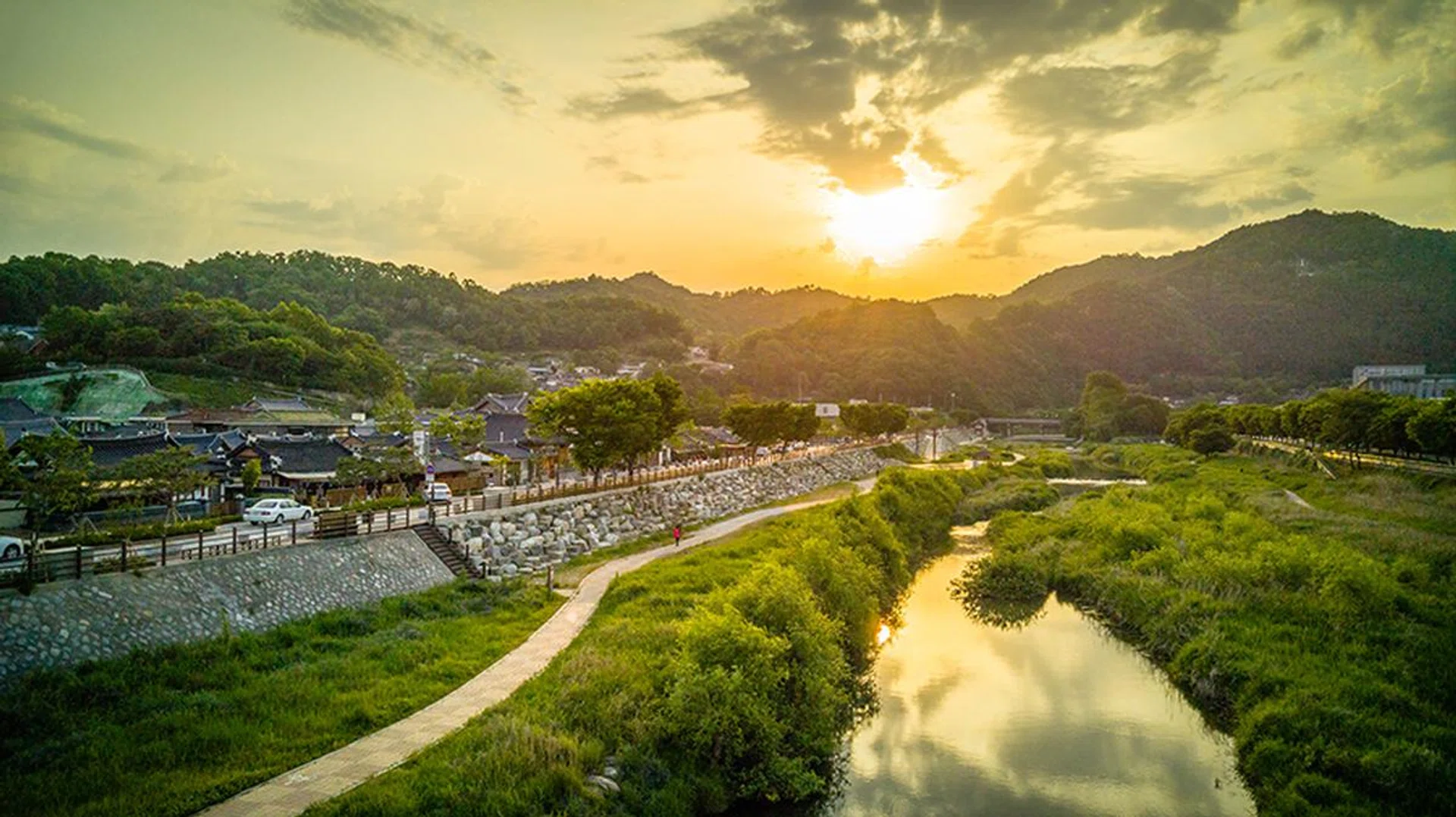 Sunrise in Jeonju, 28mm at f/1.8, 1/2600 sec, ISO 50.