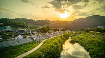 Sunrise in Jeonju, 28mm at f/1.8, 1/2600 sec, ISO 50.