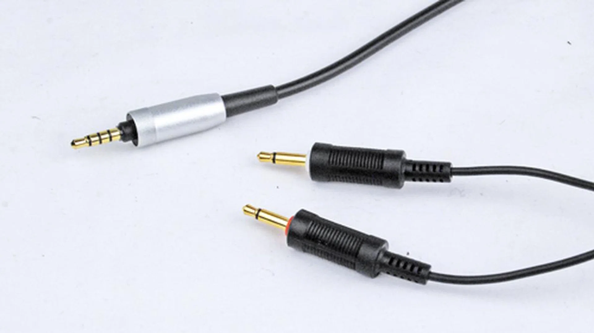 The AHD-7100 comes with a 3.5mm jack, visible here in silver. The other jacks are plugged to the headphones themselves.