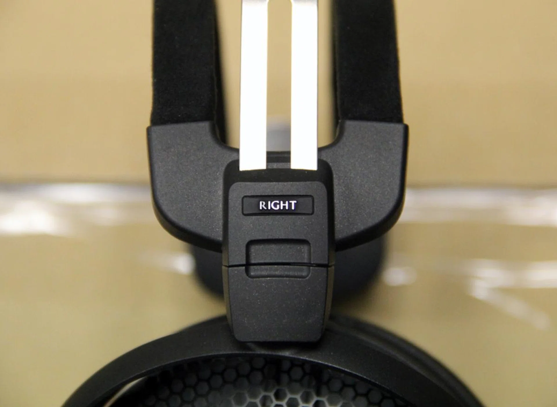 The headband of our review unit exhibited creaking noises.