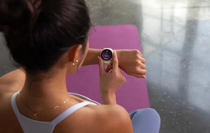 Garmin Vivoactive 6 (centre, on wrist) in Pink Dawn. Image: Garmin.