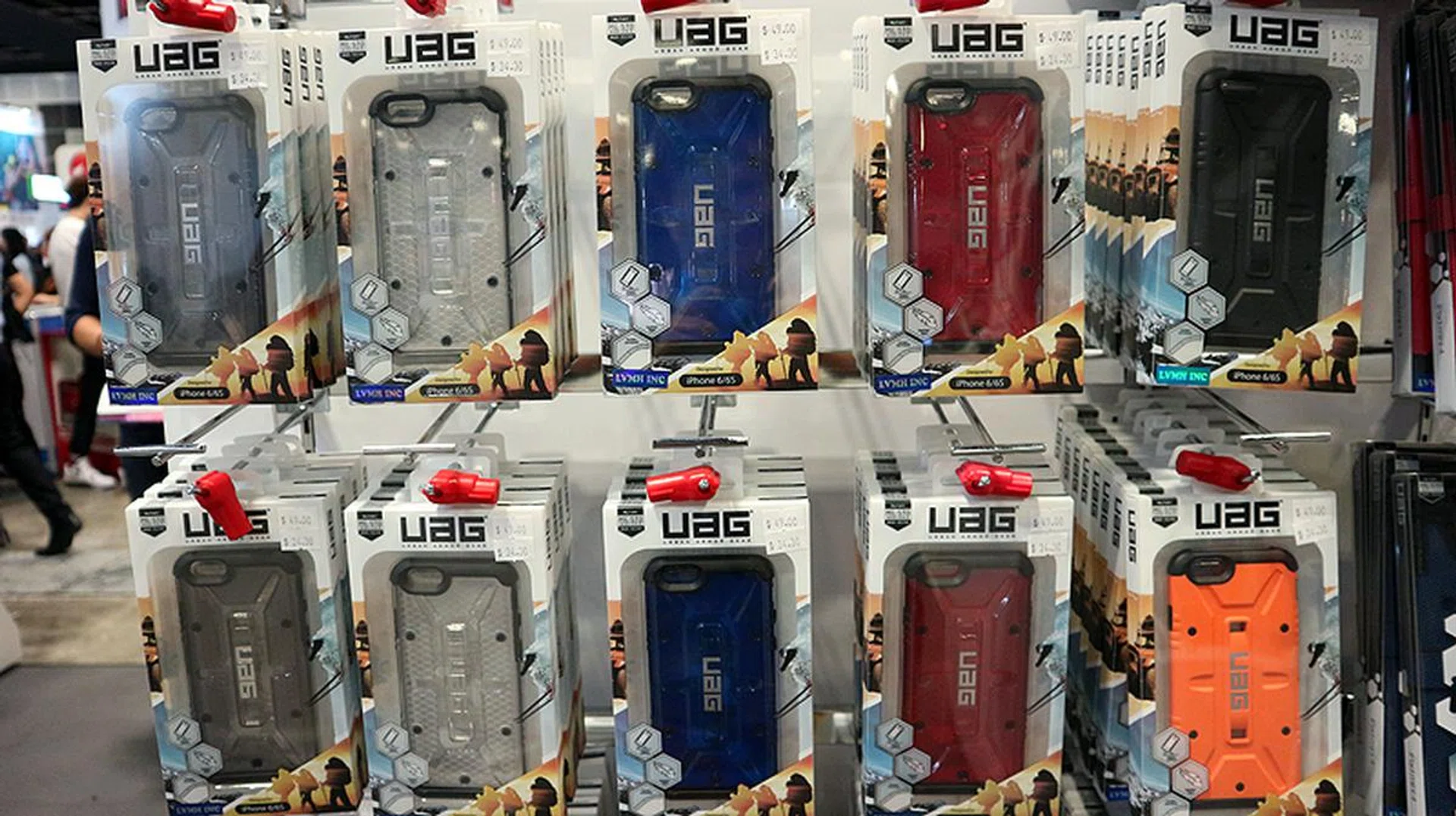 You can consider the Urban Armor Gear Composite case if you like your iPhone 6 or 6s to come with a rugged appearance. The shell armors the phone while the innards is an impact resistant soft core. It also meets MIL STD 810G military drop-test standards too. 30% off brings its price down to S$34.30 (U.P. S$49).