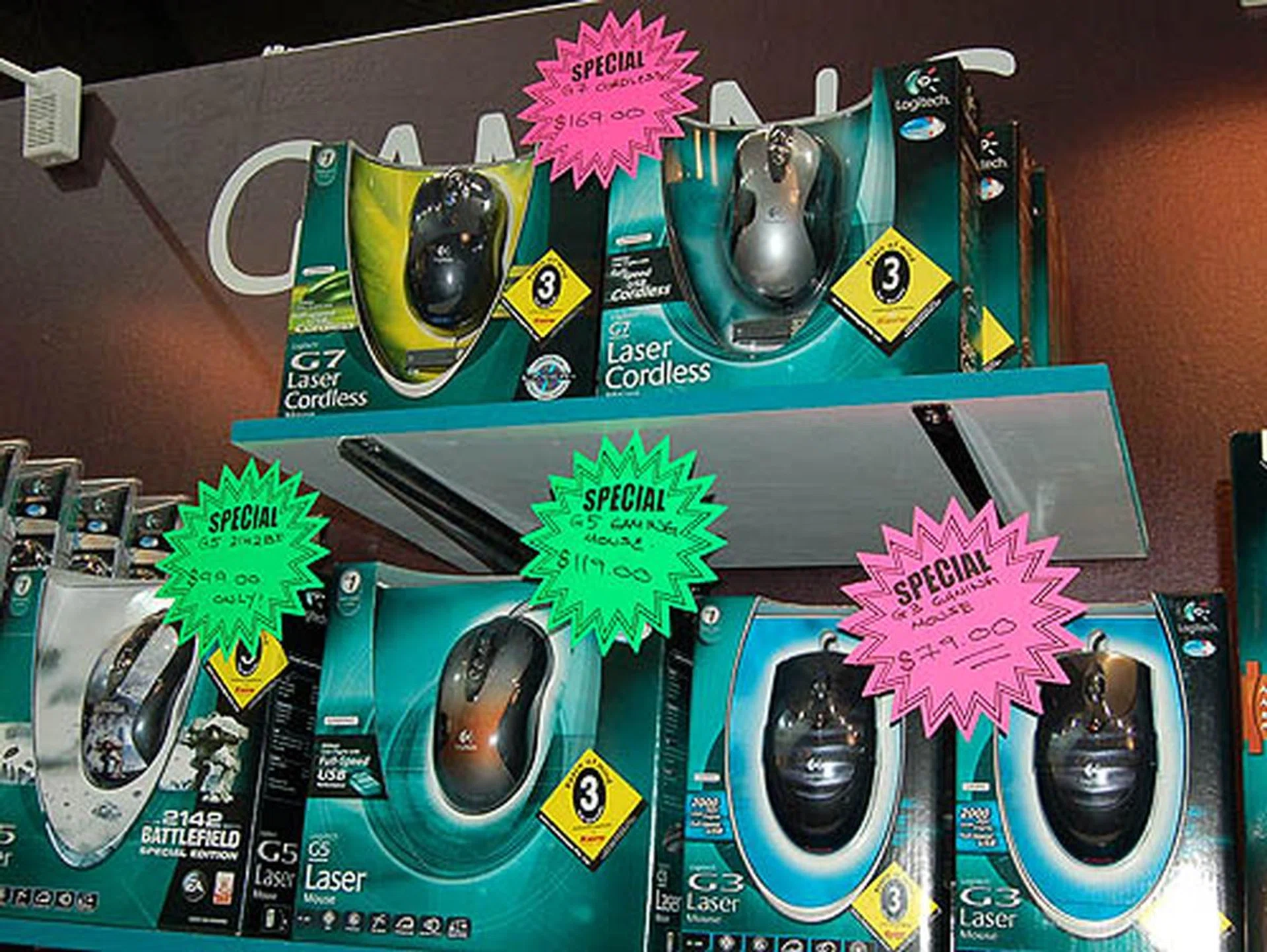 Other mice were at the show with great prices too. For those looking forward to a cheap G5 mouse, the Battlefield 2142 Edition was strangely priced S$20 less then the vanilla version but with the same amount of features.  