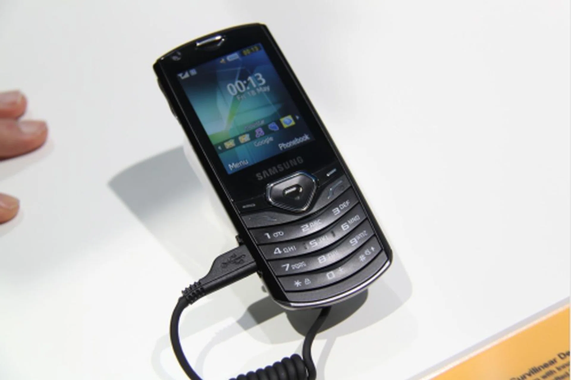 The Shark has a unique curvilinear design, especially for the candybar version. It comes with Samsung Communities, Multi IM (G-Talk, AIM and Palringo) and a 3-megapixel camera with Panorama Shot. 