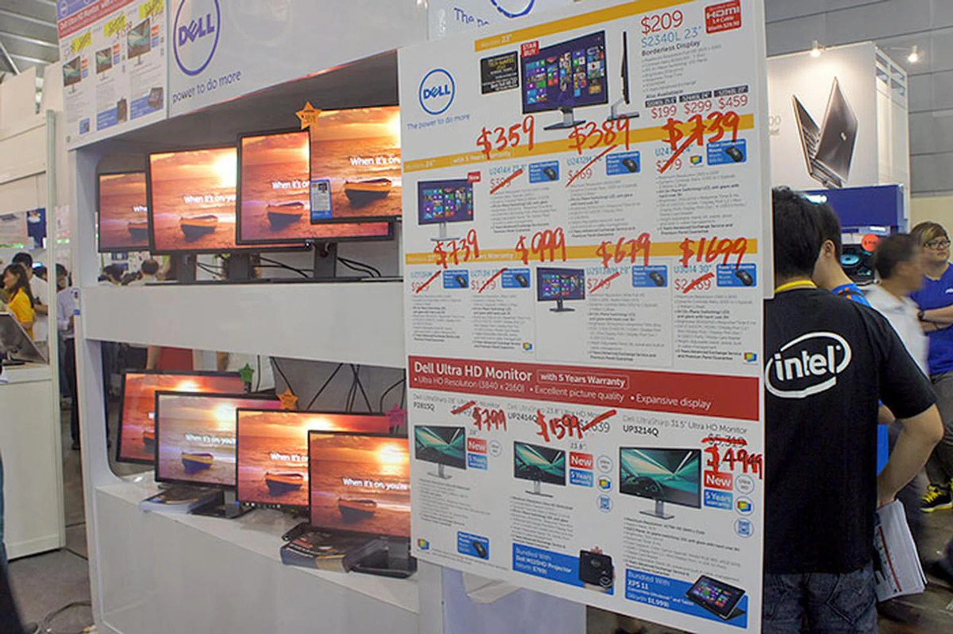 Dell monitors are always present at tech shows, and it's no different this time round. And look, even on the first day, they've already started to slash the prices.