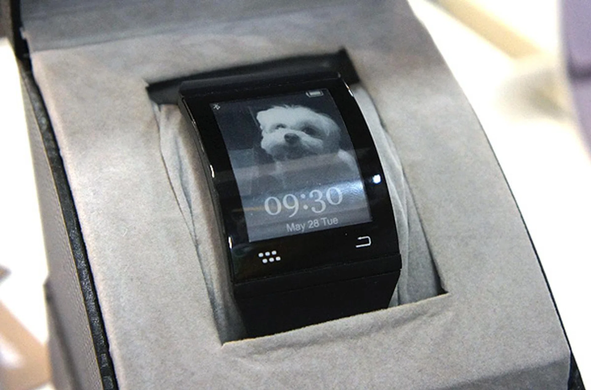 The Sonostar Smartwatch has a flexible Mobius E Ink display and can stay powered for up to a week on a single charge, Unfortunately, the samples we saw were non-working prototypes, but it is expected to ship later this year.