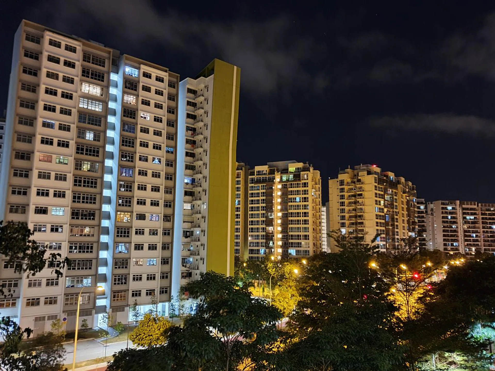 At night, however, while the S10+ had more pleasing white balance, it was harder to keep up in detail...