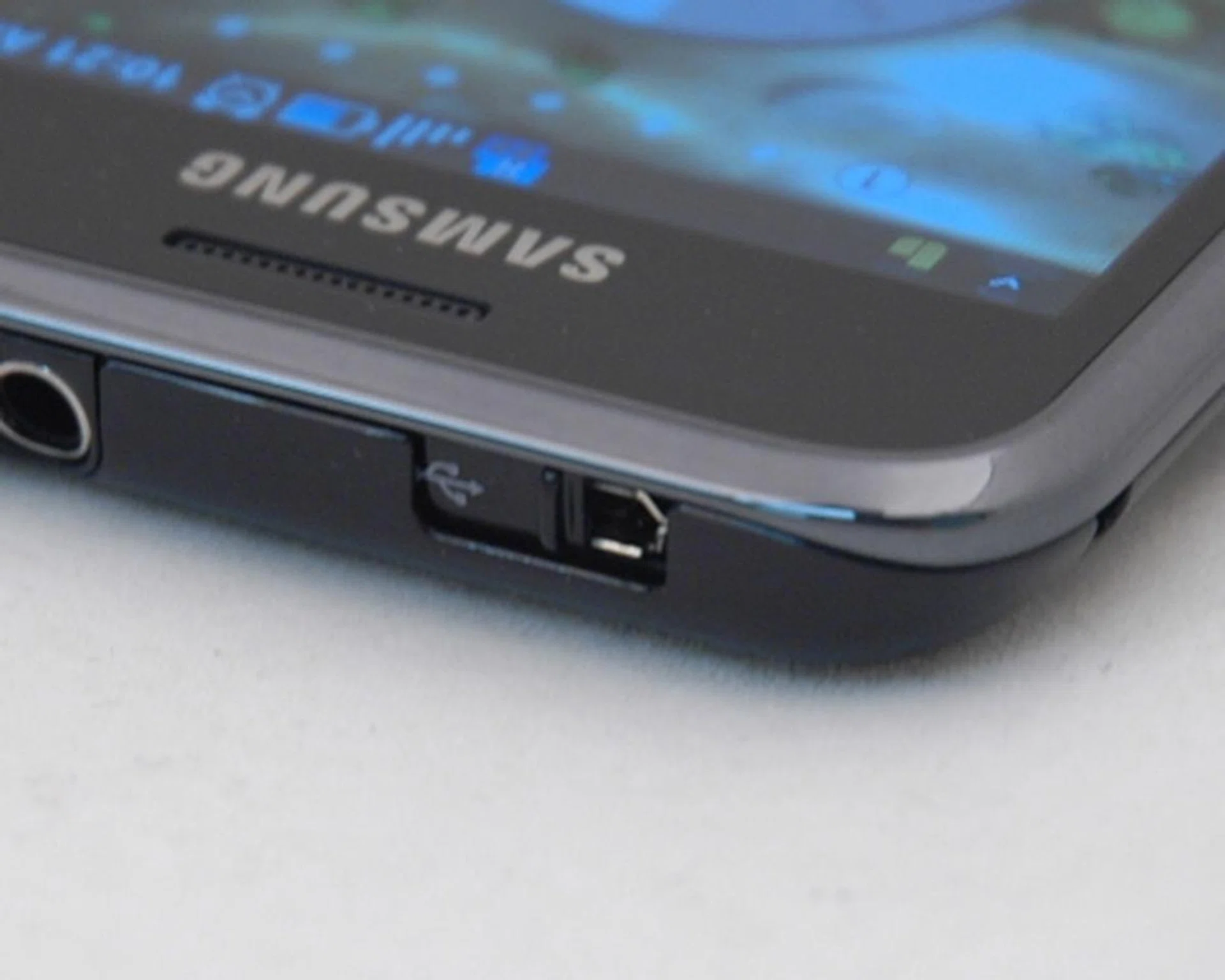 The microUSB port is placed at the top, and protected by an elegant sliding cover.