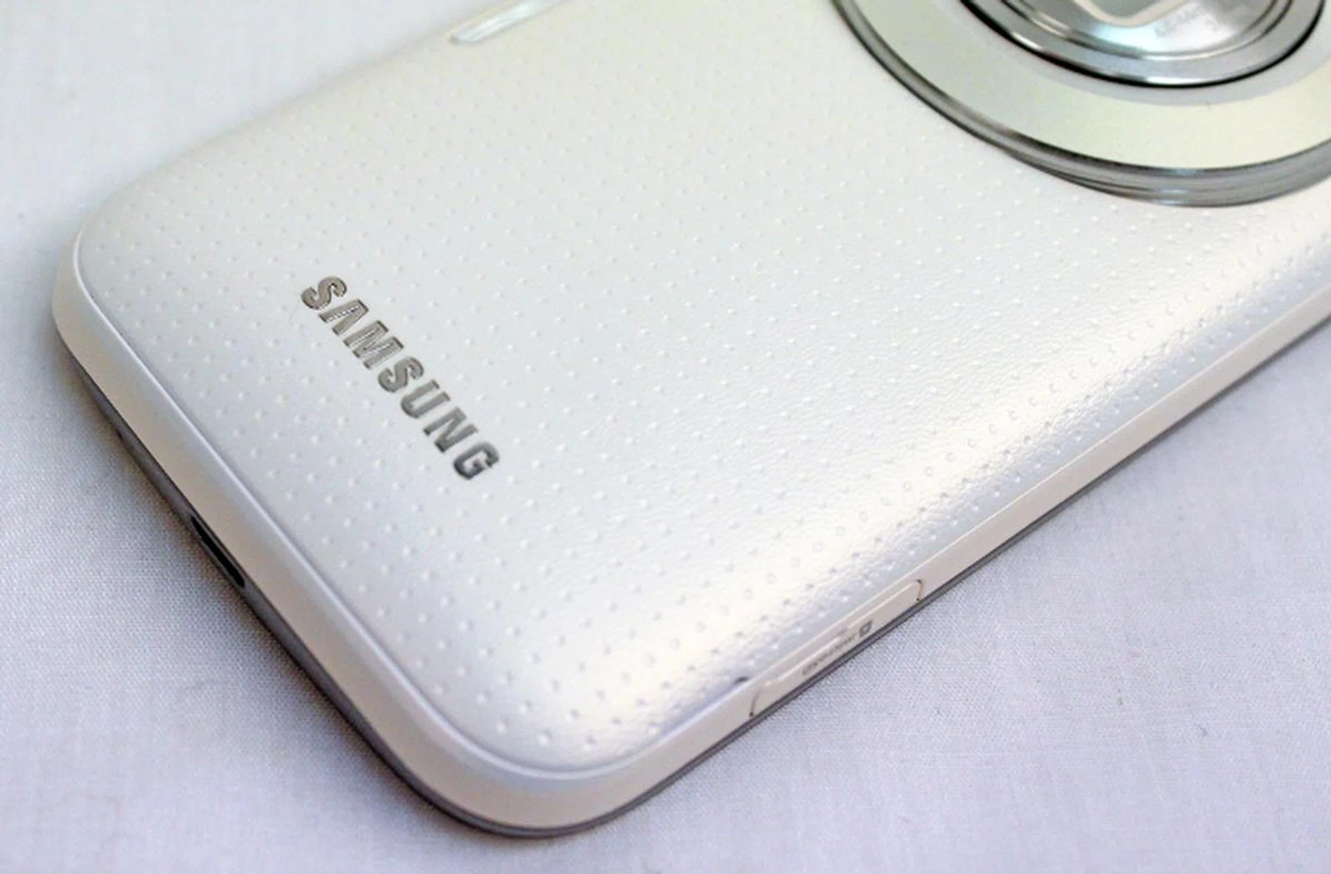The Galaxy K Zoom has a dimpled back cover, similar to the one found on the Galaxy S5 smartphone.