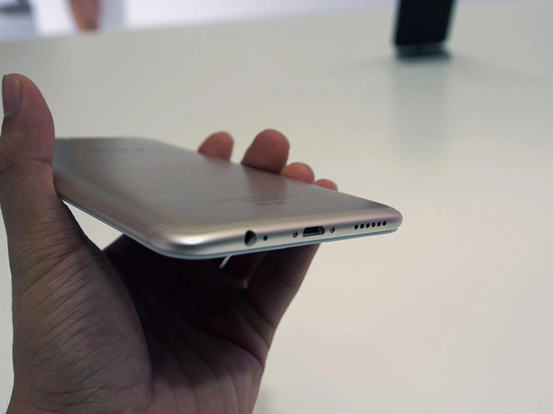 Another Oppo R11 Plus in Gold.