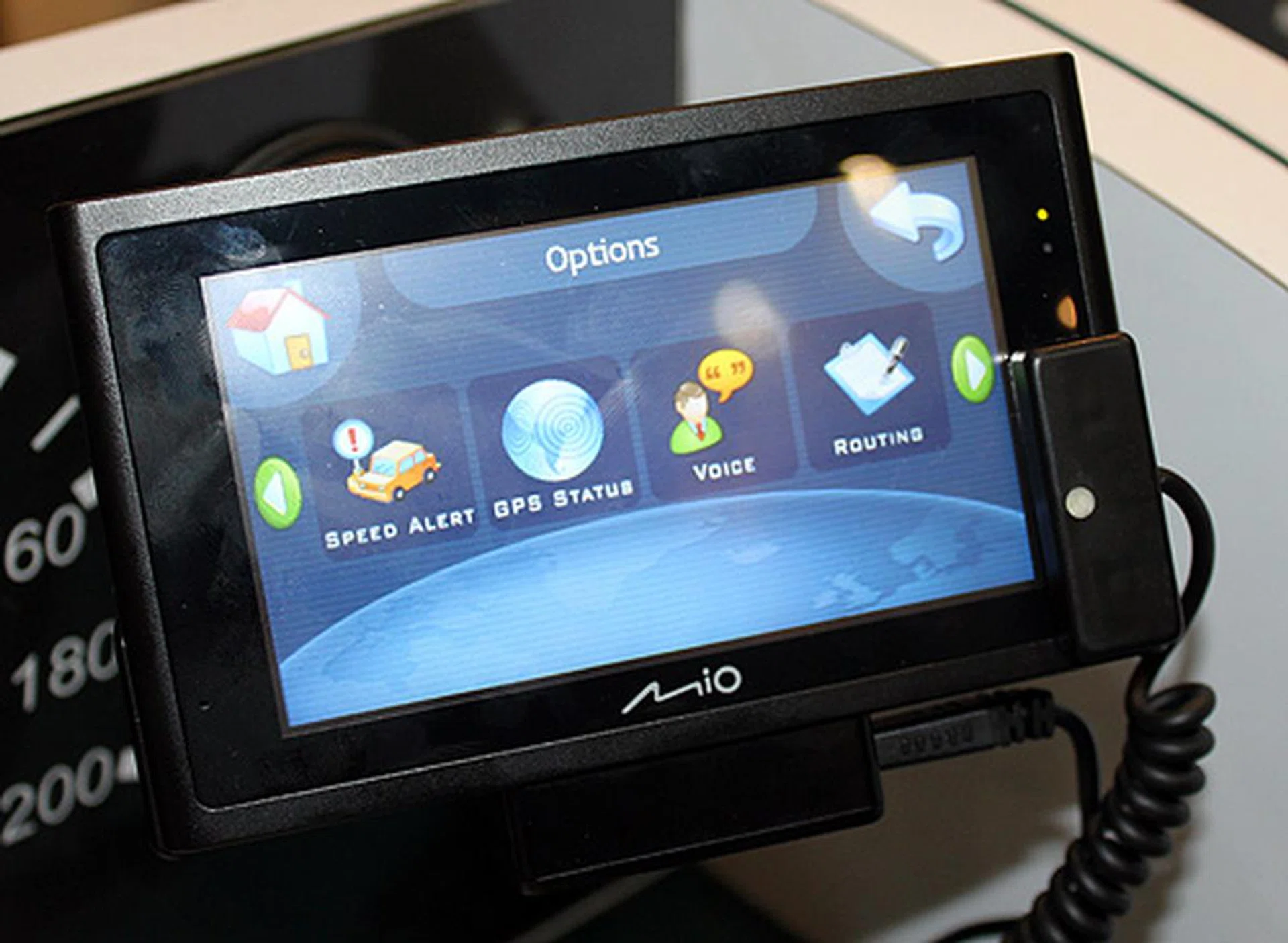 What's unique about the MIO 380 is that it gets updated with real-time traffic info from the LTA so that you can avoid jams and get to your destination on time. AA members can have it for $439, whereas non-AA members would have to fork out $559 (comes with 2-year AA membership).