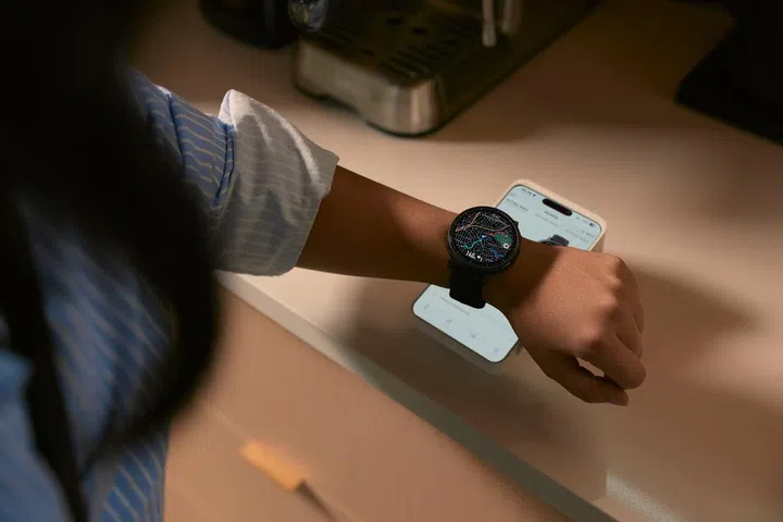 Image of the Amazfit Active Max using navigation