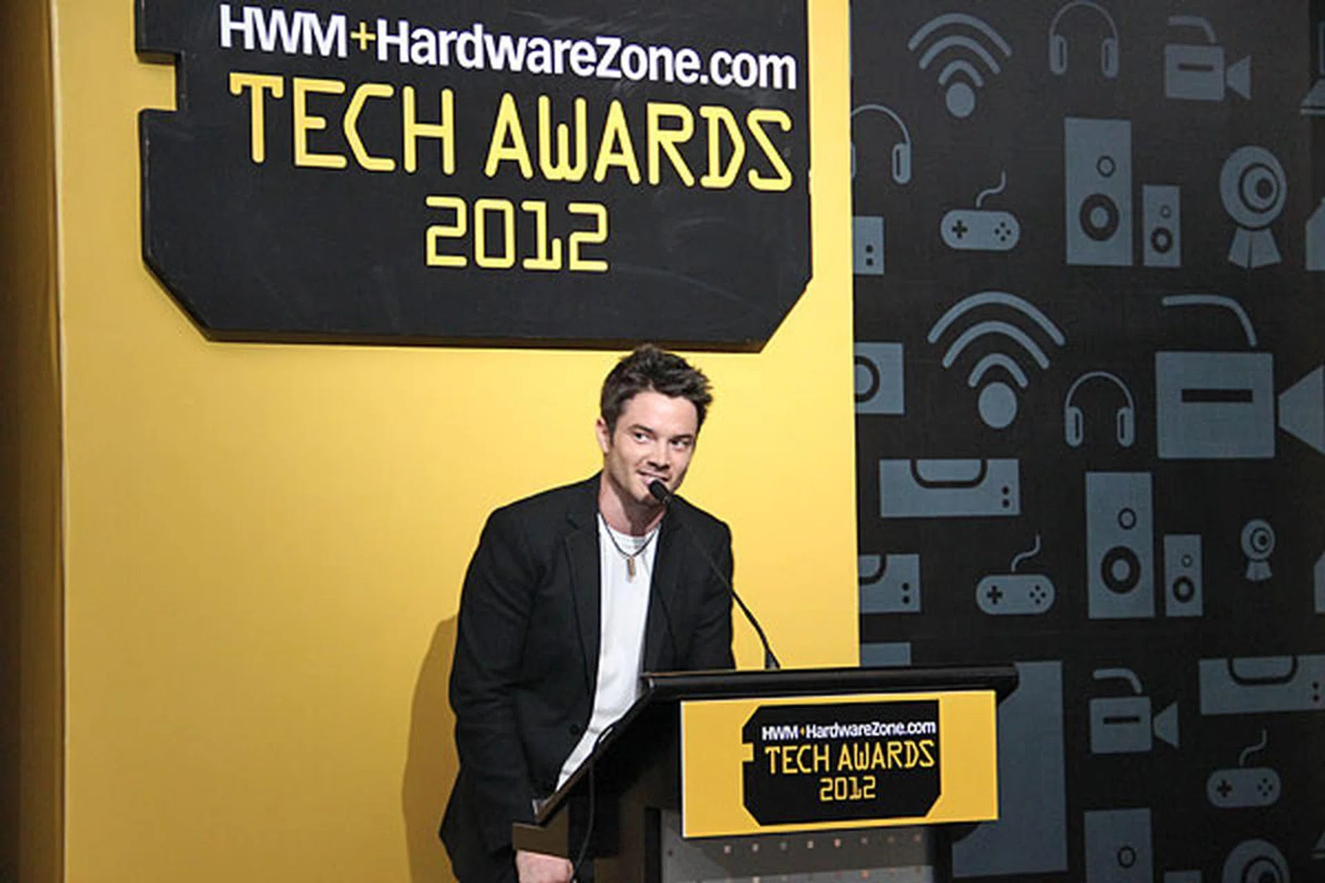 The ceremony was hosted for the second year running by the funny and eloquent Mr. Oliver Pettigrew. Yes, the same dude from Cash Cab Asia that's showing on AXN Asia.