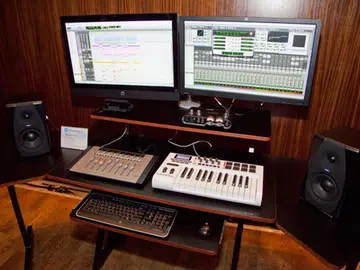 The HP Z1 workstation appeals to a wide group of users and not just limited to engineers and 3D graphics artists. In this usage scenario, HP demonstrated how the HP Z1 can apply to music composers as well as sound editors. Using a standard VESA monitor mount, the workstation can be mounted together with another HP 27-inch monitor to give the user extra desktop real estate. According to HP, this is possibly the best configuration for the HP Z1.