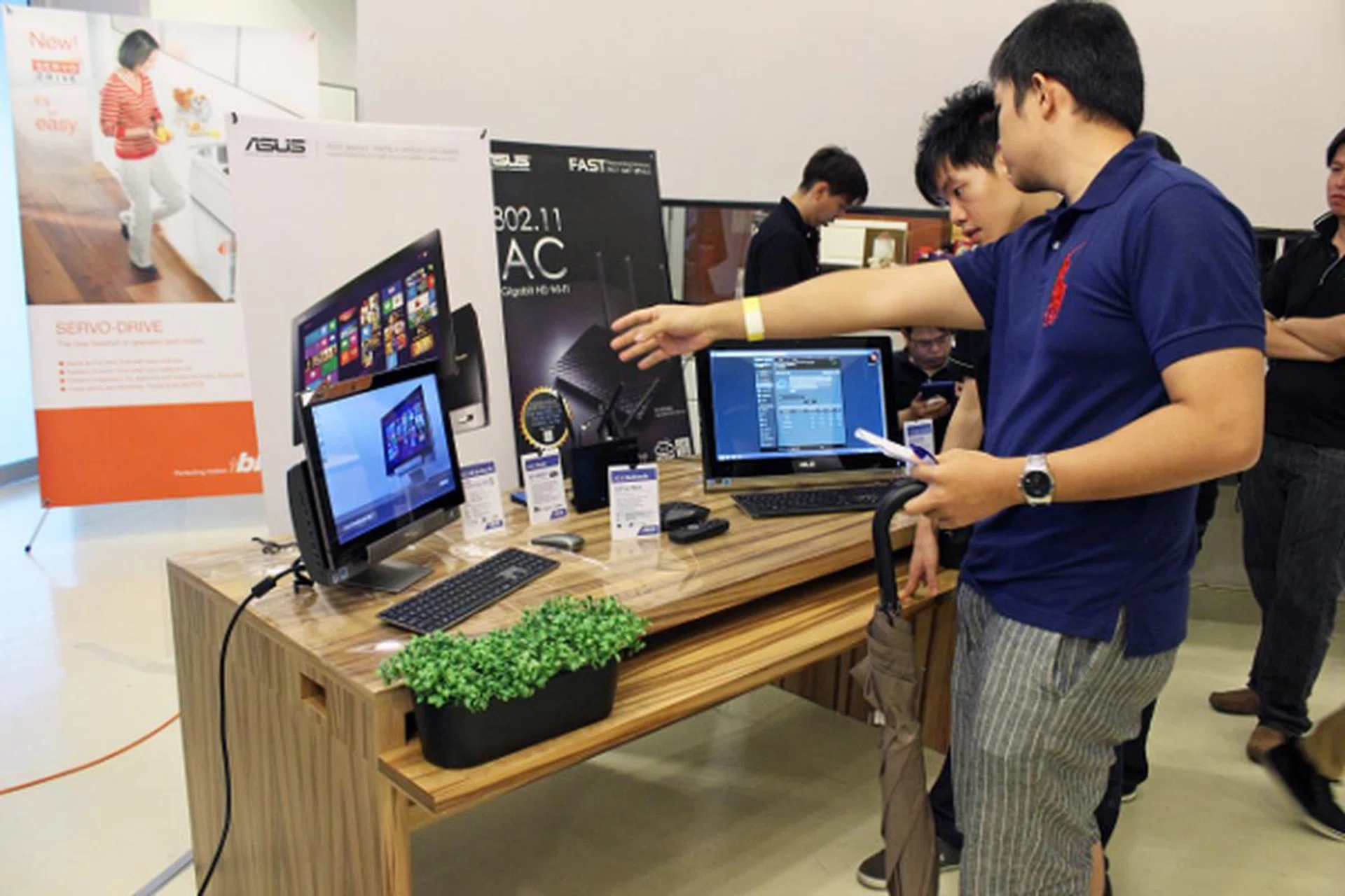 A curious attendee finds out more about the various ASUS products on display and they can work together. The left product is the ASUS Transformer AIO system and the other to its right is the ASUS ET2220 AIO PC.