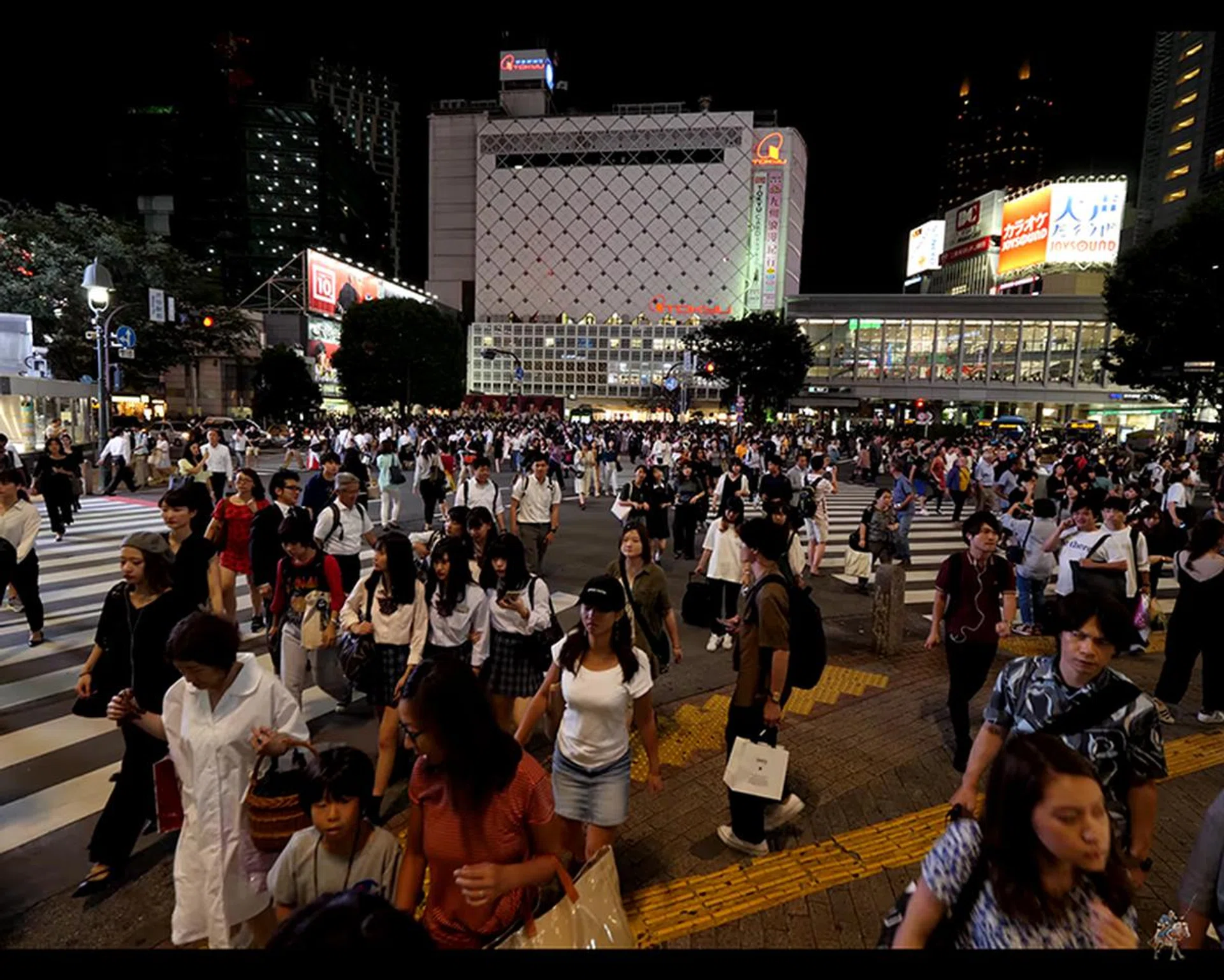 4:3 YouTube video on Main Screen, phone held sideways (USB Type-C port to the right).