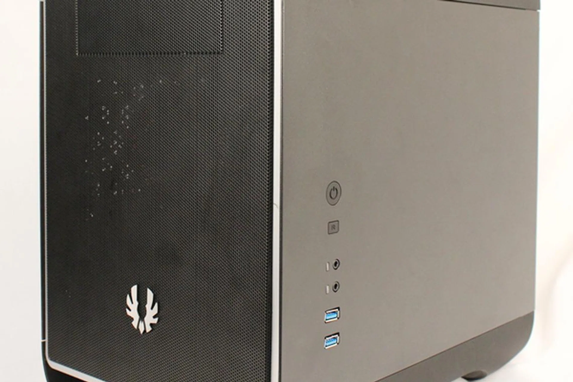The BitFenix Prodigy mini-ITX chassis series has two editions to its name. Pictured here is the Midnight Prodigy, while the other one is called <a href=http://www.hardwarezone.com.sg/tech-news-bitfenix-unleashes-prodigy-mini-itx-casing-updated _fcksavedurl=http://www.hardwarezone.com.sg/tech-news-bitfenix-unleashes-prodigy-mini-itx-casing-updated>Artic White</a>. Apart from color differences, they are identical.