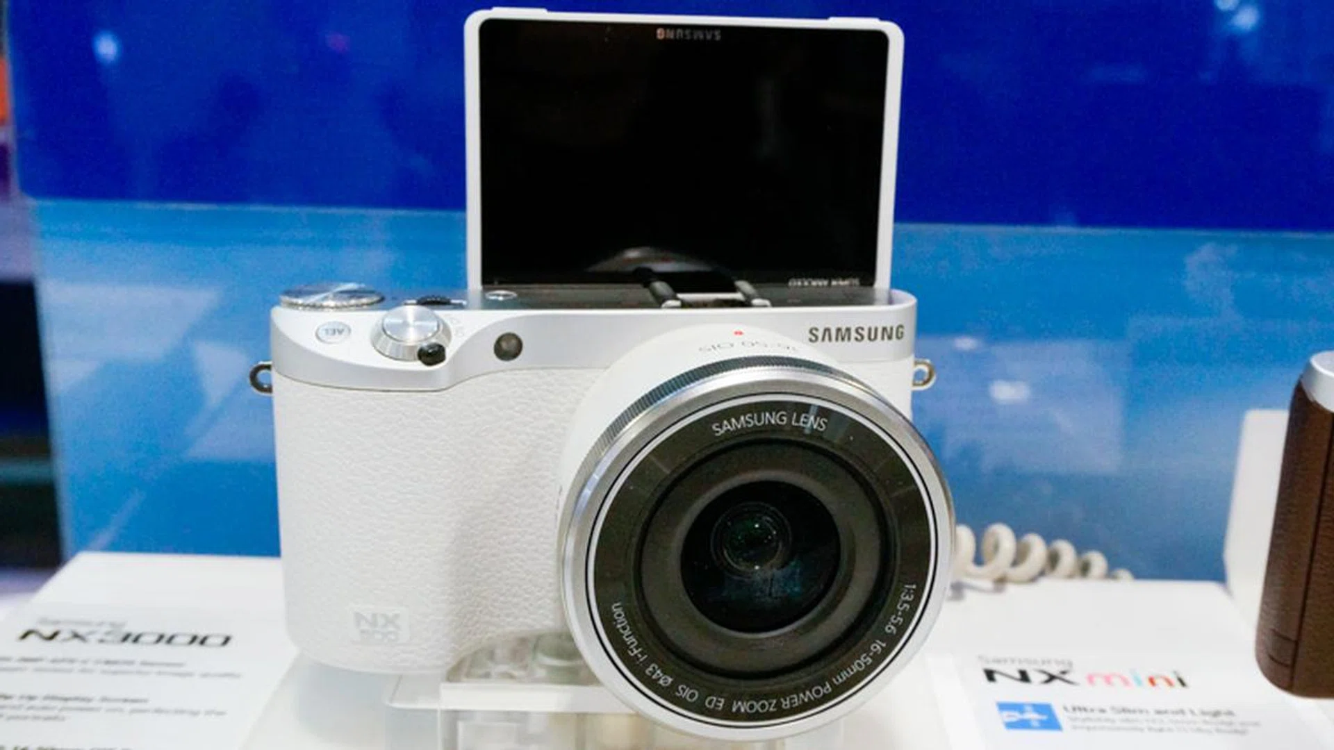 The NX500 is a mirrorless camera has a 28MP BSI APS-C CMOS Sensor and features a speedy Hybrid AF derived from the NX1 that has 205 Phase Detect and 209 Contrast Detect AF points for extreme precision. It has a shutter speed of up to 1/6000s, 9fps continuous shooting , 4K video recording and Wi-Fi, NFC and Bluetooth support. This is going for a show special of $910 (with 16-50mm lens) and you’ll also get $200 NX Lens and $100 Flash Vouchers, an 8GB memory card, one extra battery, a NX carrying case, and a free basic workshop at the NX School.