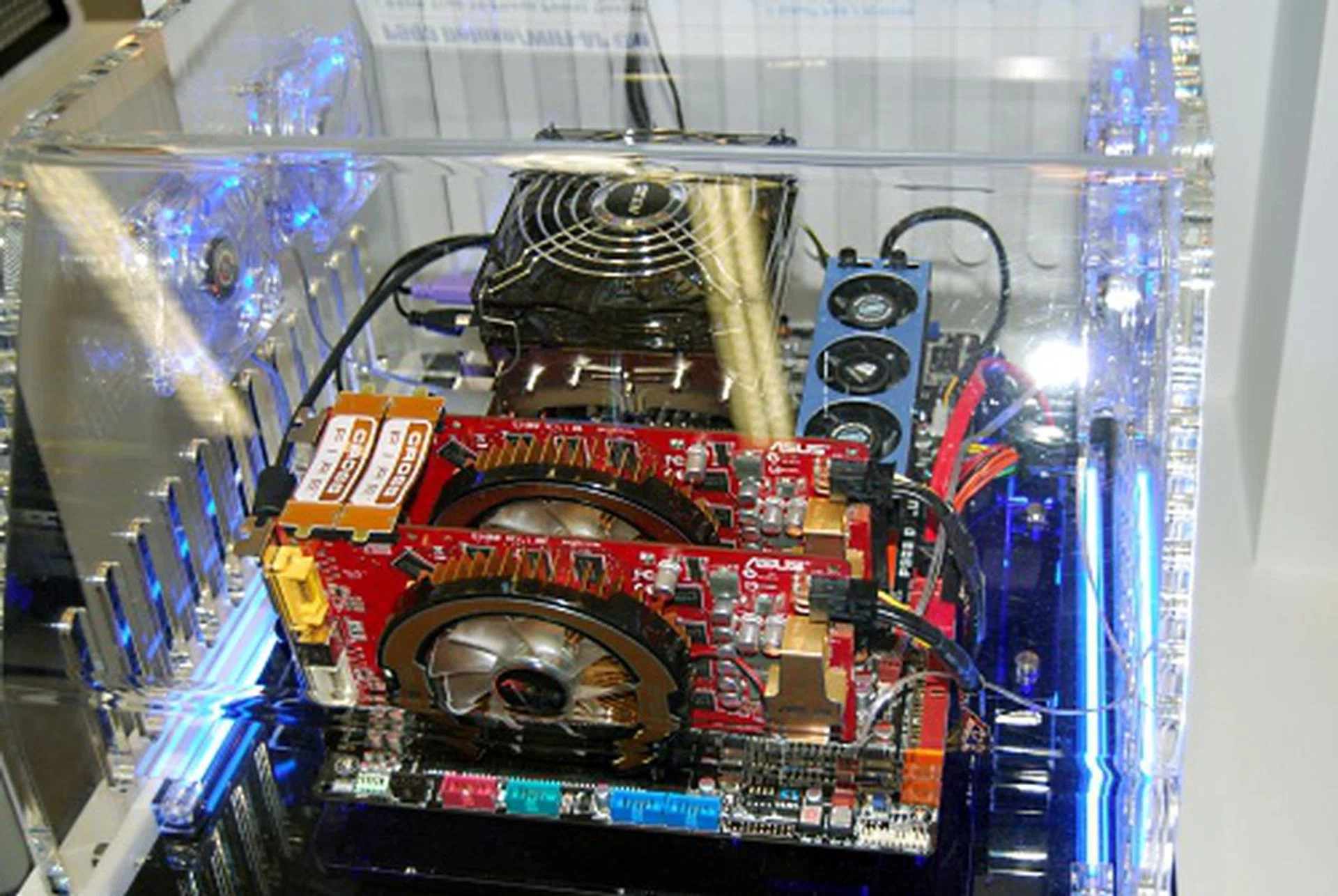  ASUS also set up a few demo systems for the public and we snapped a few pics of this system, which ASUS is using their EPU technology to save power. This system is running on their P5Q3 motherboard with a Intel Core 2 Extreme QX9770, 2x 1GB Corsair DDR3 1800 RAM and using two ASUS EAH3850 video cards.  