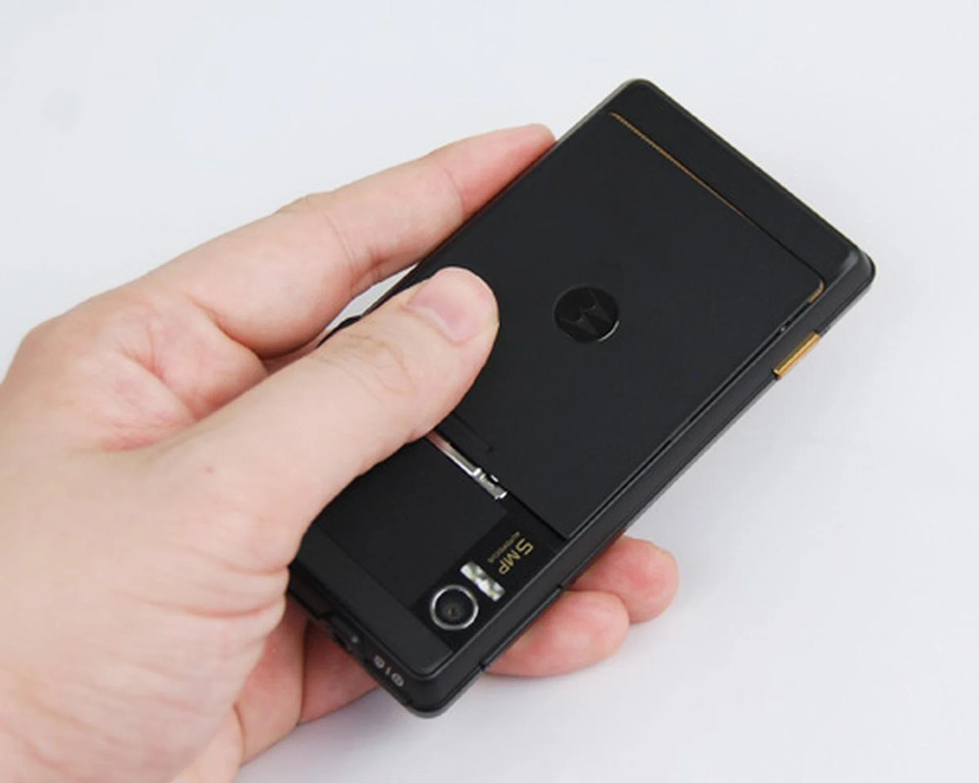 With a full metallic body, you'll see less fingerprints on the Milestone, besides its touchscreen.