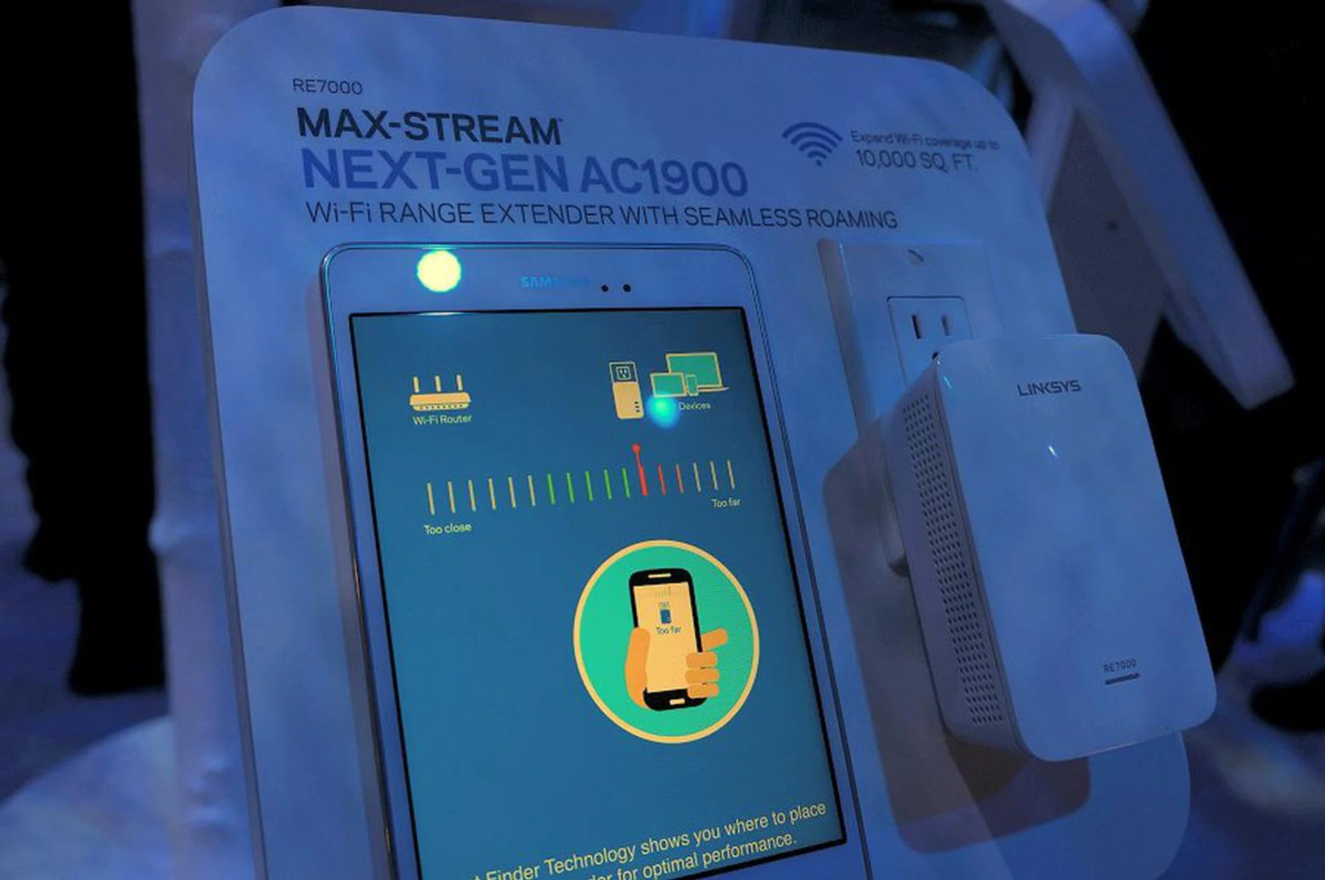 Note the Wi-Fi Finder Technology that helps you identify the best spot to place the extender.