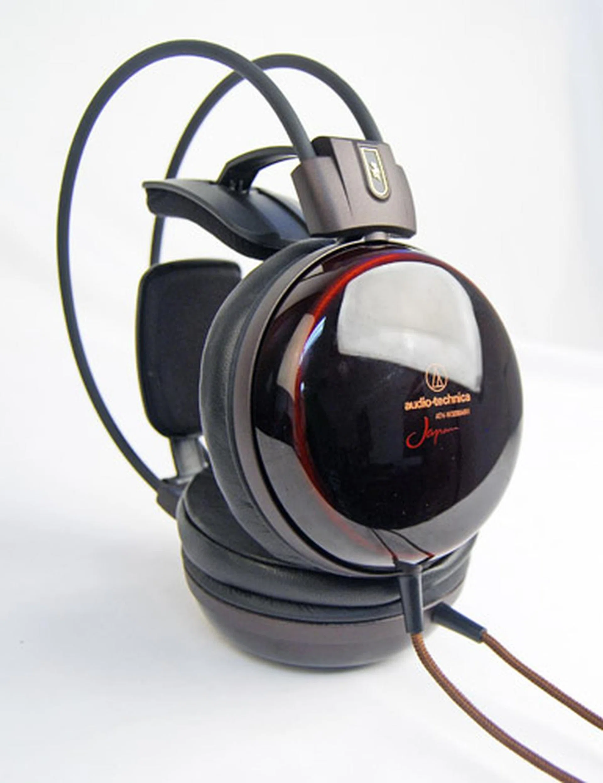 The star attraction of the ATH-W3000ANV is the use of Hokkaido Asada cherry hardwood with a traditional Echizen lacquer finish for the construction of the ear cups.