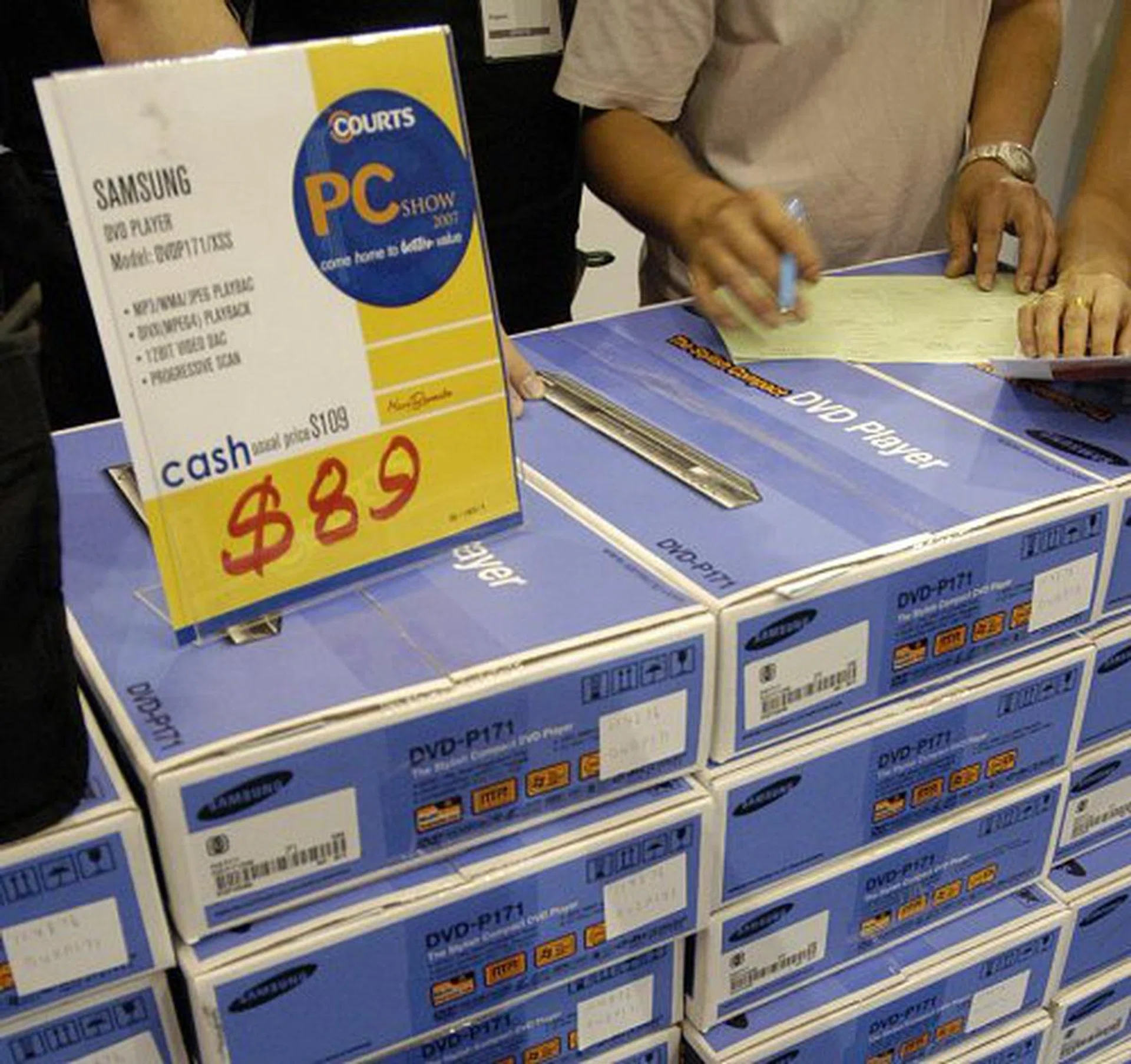  The Samsung DVDP171 DVD player supports progressive scan, MP3, WMA and JPEG, and it's only going for $89.  