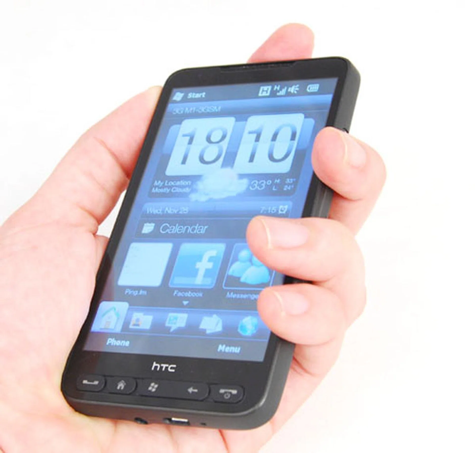 While the HD2 fits just nice in our palms, we can only imagine how smaller hands will be handling this monster of a device.