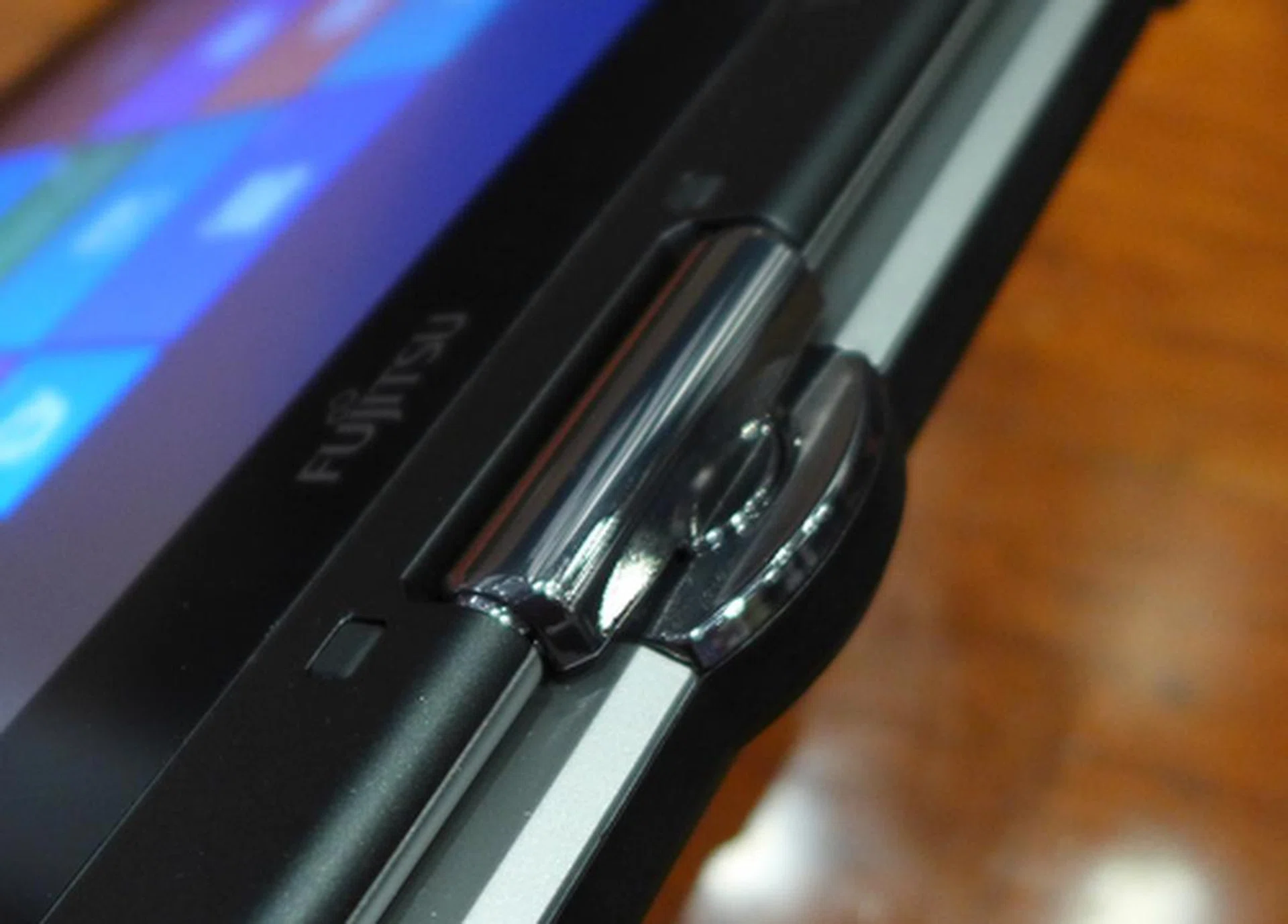 The stiff hinge enables the screen to be tilted in almost any angle, and kept in a preferred position.