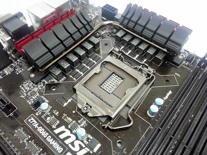 We can see the SuperPipe that connects the two VRM heatsinks. (Image Source: Corbell Technology Pte Ltd)