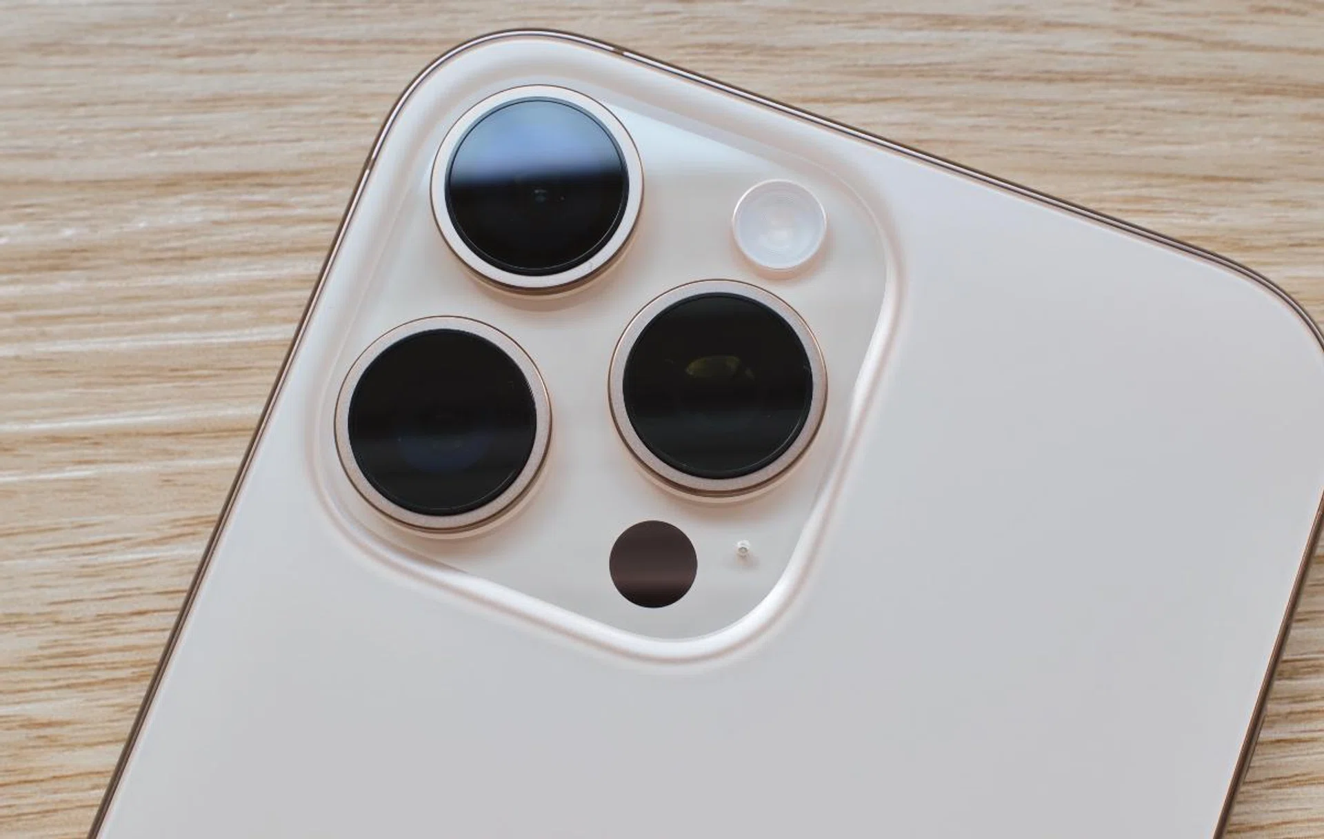 The iPhone 16 Pro and Pro Max still have triple camera systems. The main camera has double the readout speed, while the ultra wide camera is now a 48MP unit. Photo: HWZ