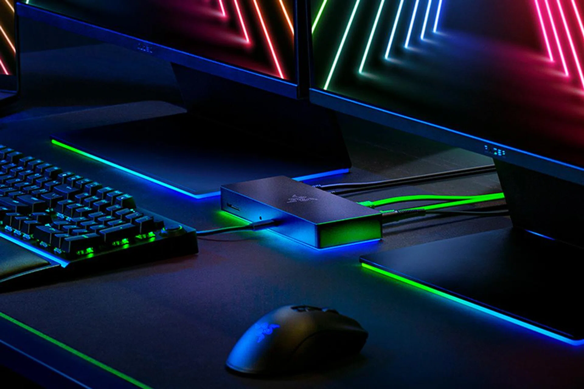 Razer Thunderbolt 4 Dock Chroma (centre).