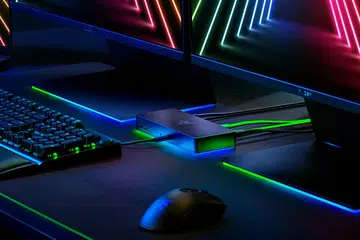 Razer Thunderbolt 4 Dock Chroma (centre).