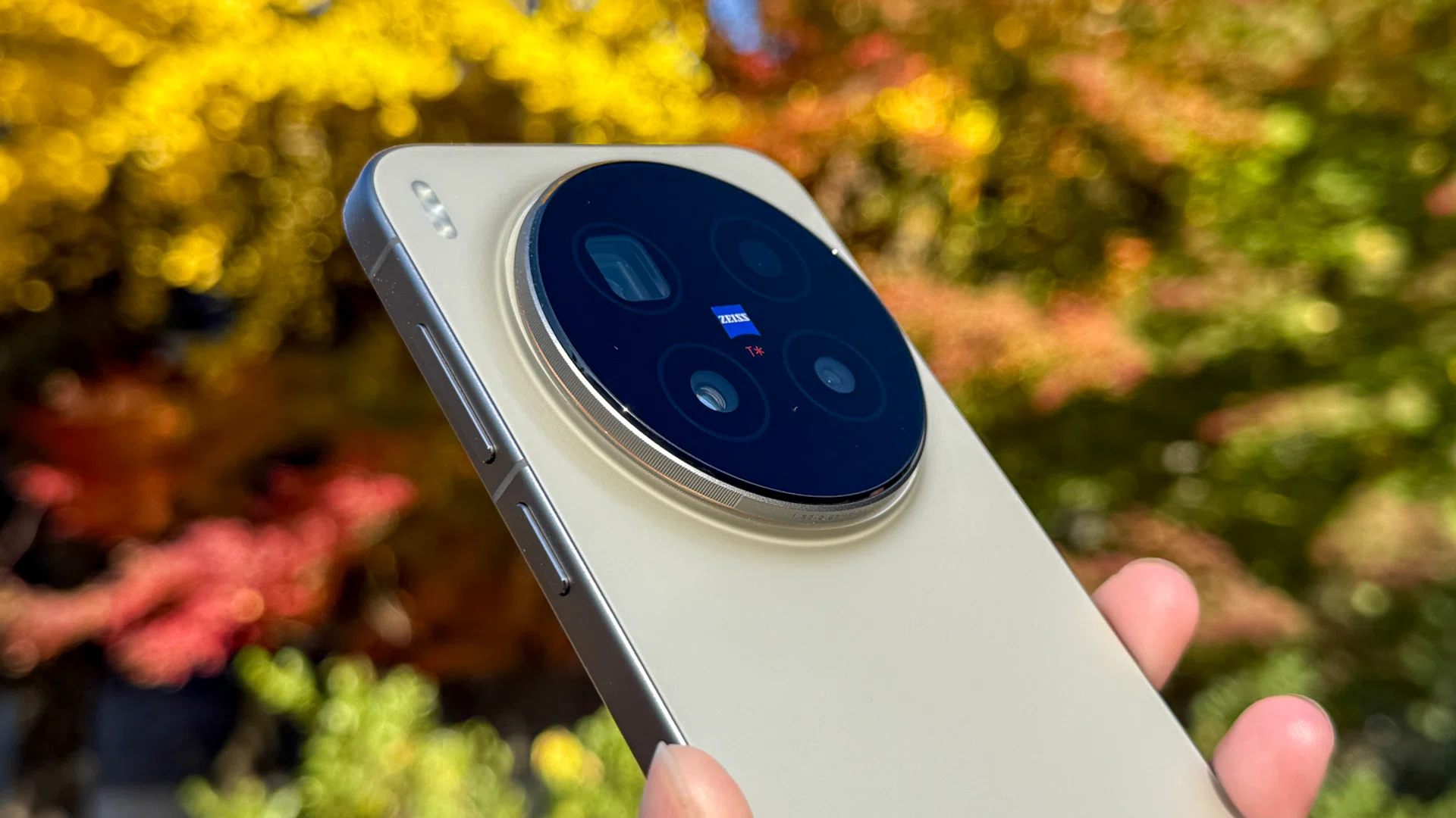 Vivo X300 Pro in Dune Brown.