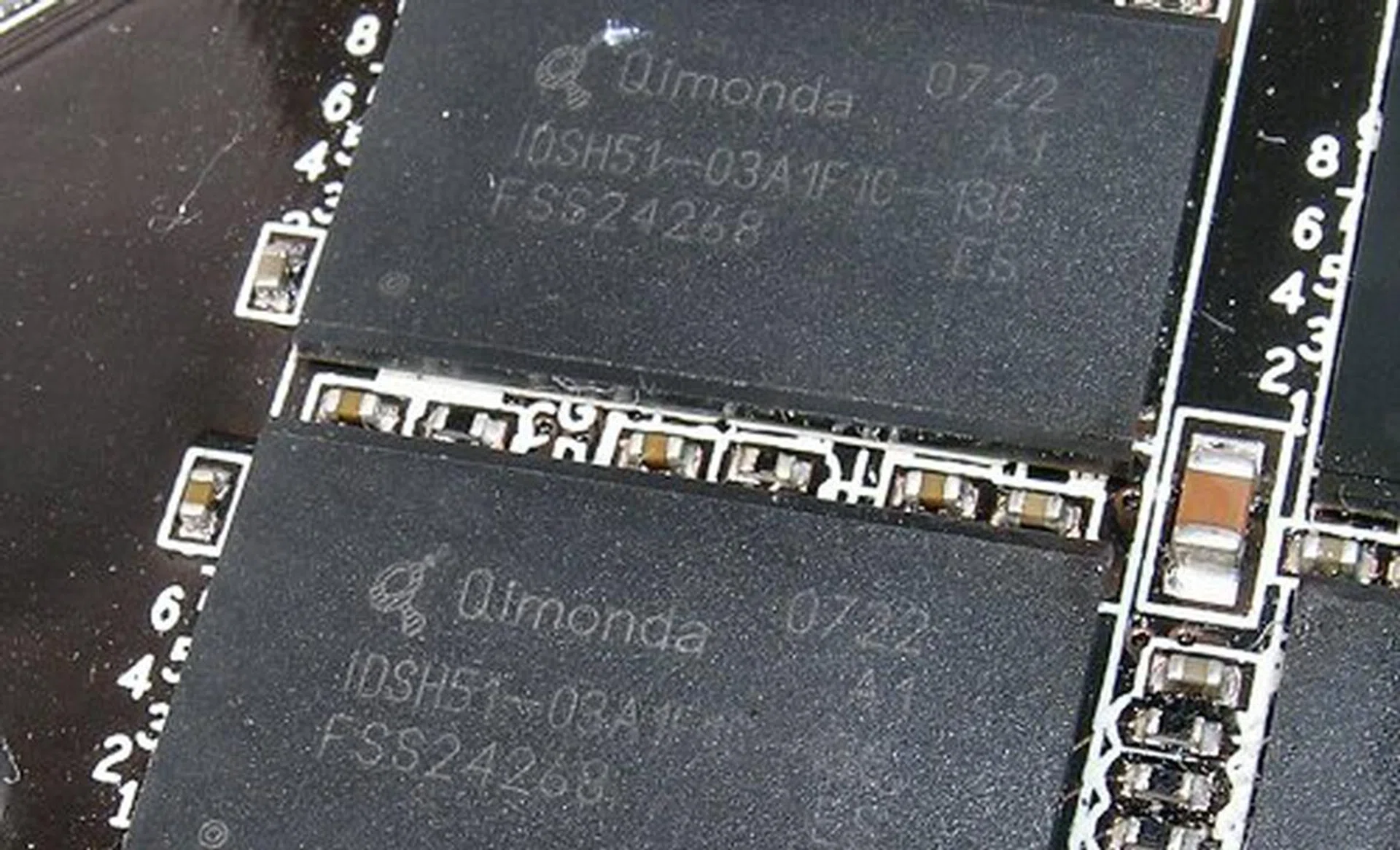 A close up shot at the Qimonda memory chips used for the board.