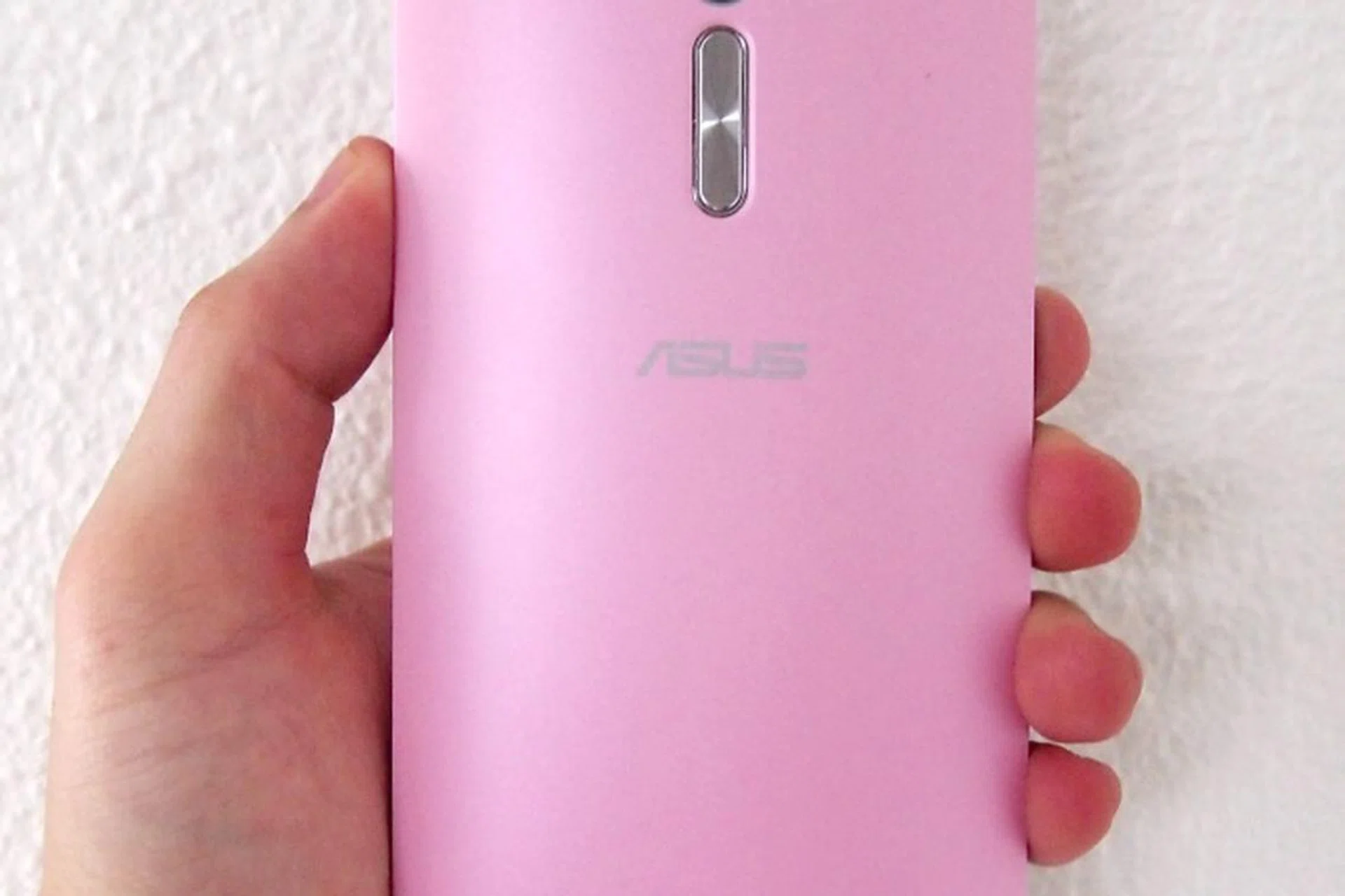ASUS uses the design language of the ZenFone 2 series on the ZenFone Selfie.