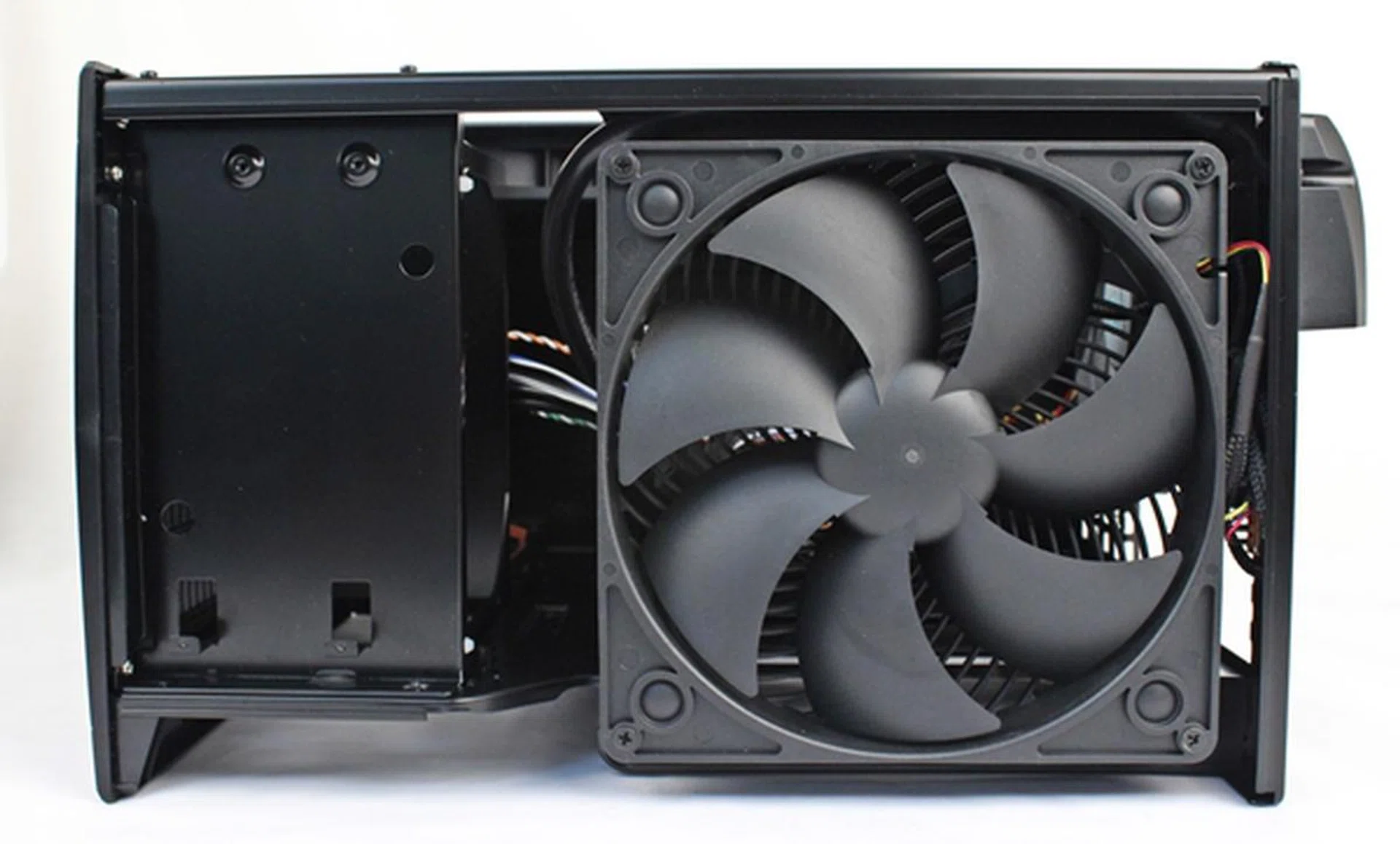 The huge 180mm Air Penetrator fan and optical drive mounting options in front of it.
