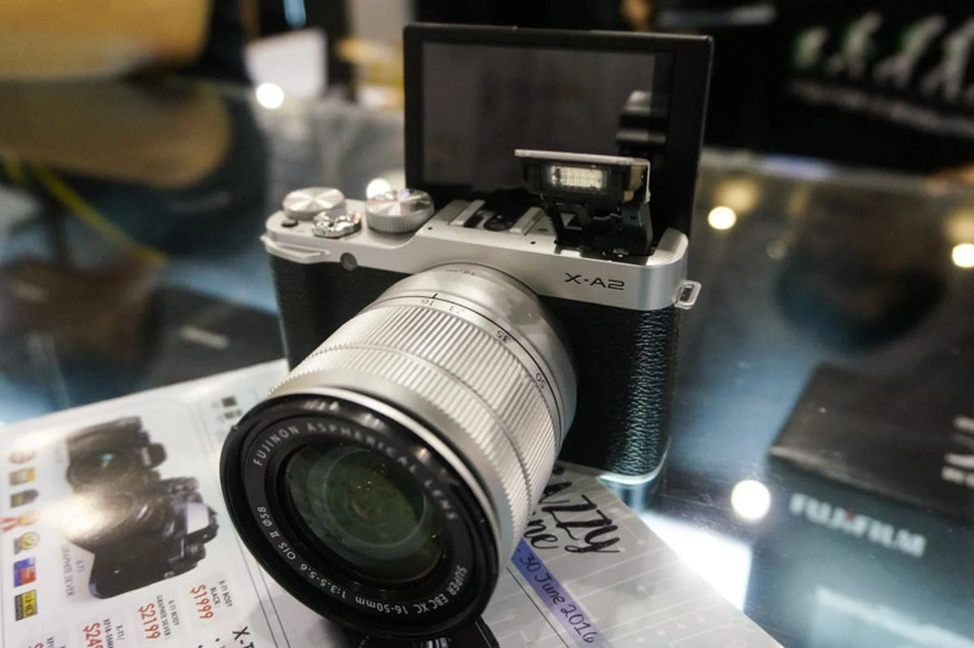 The X-A2 is also going on offer, as you can get this with the XC-16-50mm lens for just $800. This comes with a cleaning kit, 16GB Strontium SD card, an X-series product workshop, and a photo prints voucher.