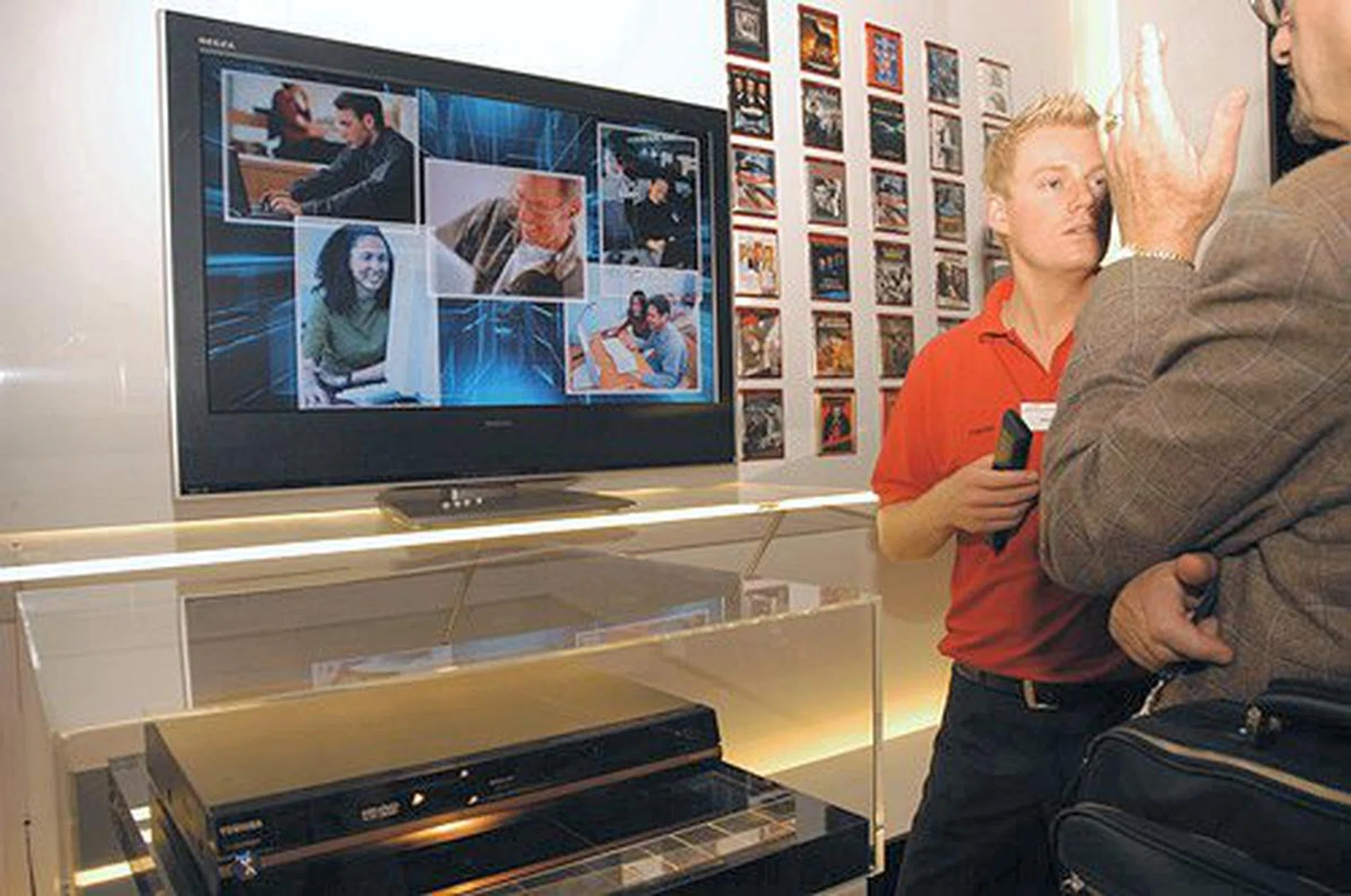 Toshiba's newest HD DVD player shown playing a HD DVD clip here. According to Yoshihide Fujii, CEO and President from Toshiba Digital Media Network Company and Chairman of the HD DVD Promotion Group, who gave his keynote on the second day of IFA, he will be personally pushing for a 45GB single HD DVD disc towards the end of this year (current single side HD DVD supports 15GB while double sided discs support 30GB).